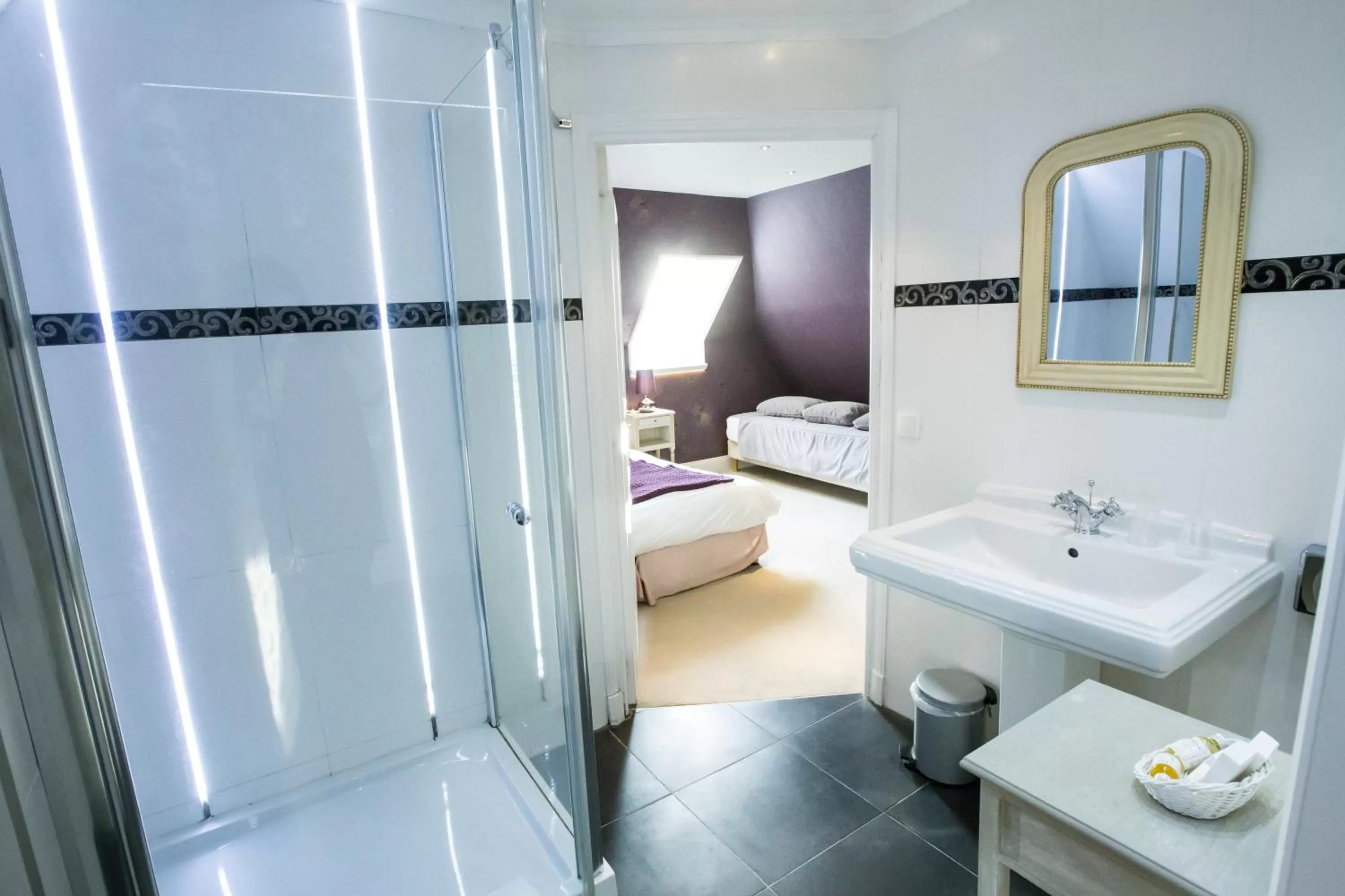 Shower, Bed in Château de Bellefontaine - Teritoria