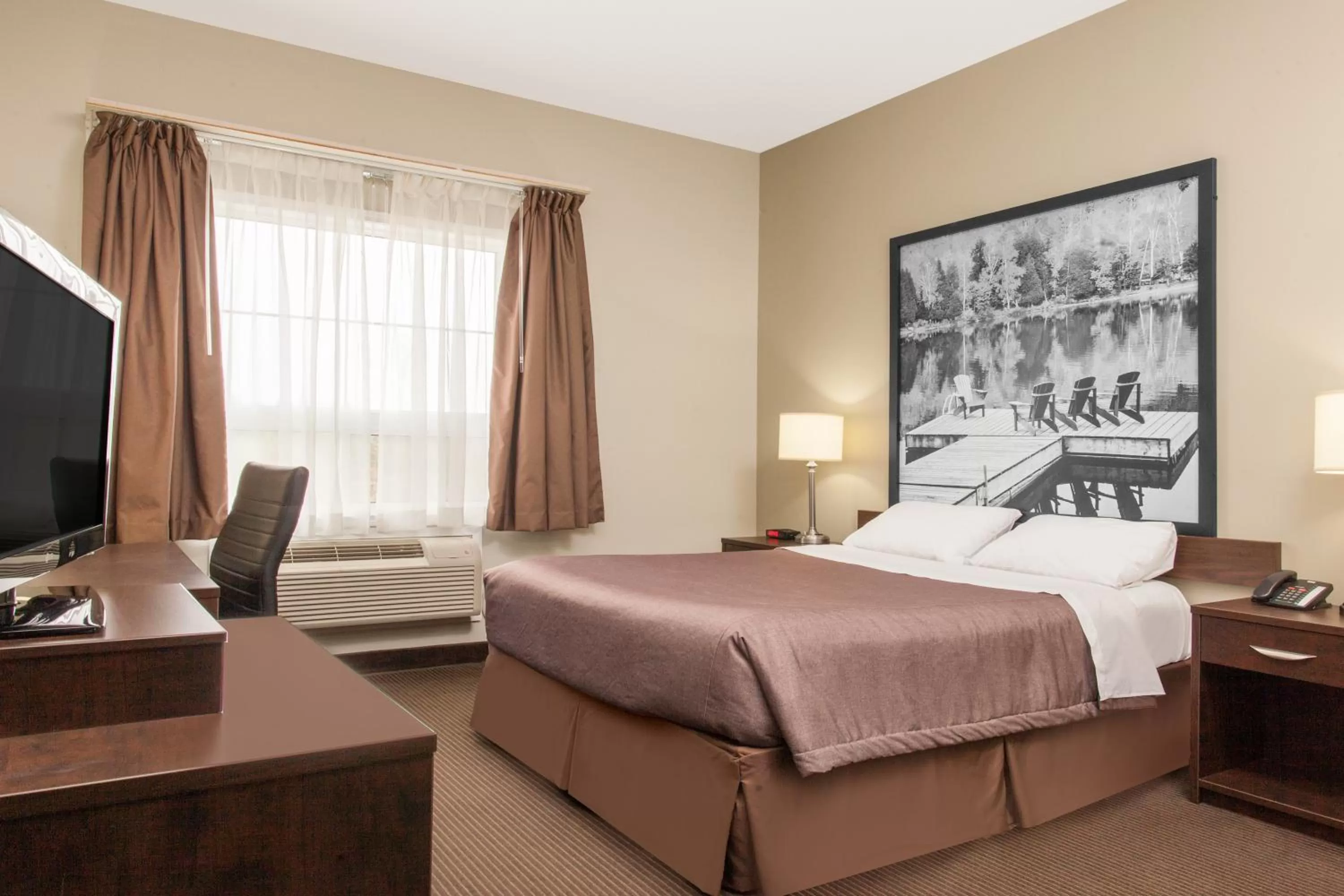 Photo of the whole room, Bed in Super 8 by Wyndham Red Lake ON