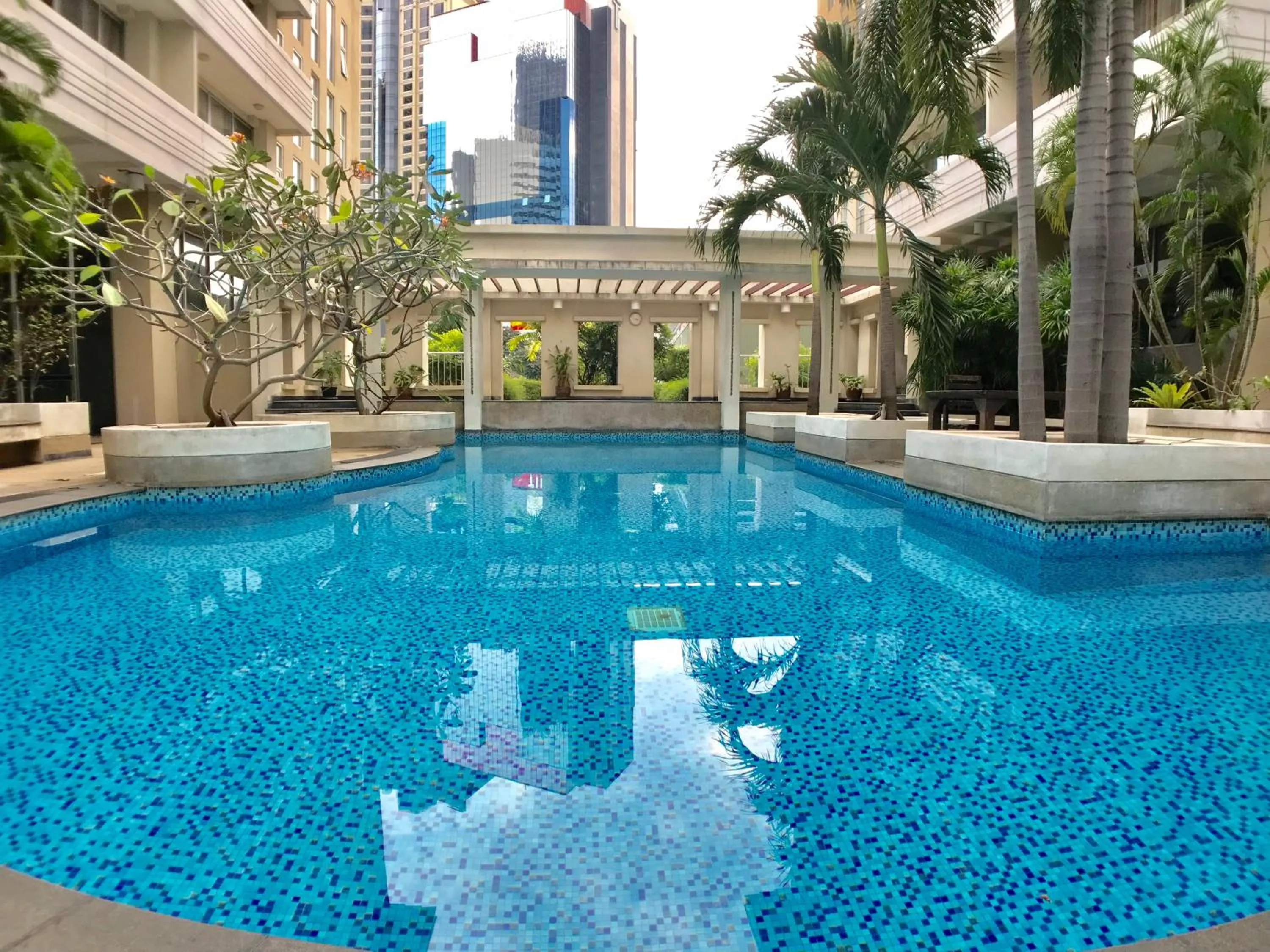 Swimming Pool in Twin Peaks Sukhumvit Suites
