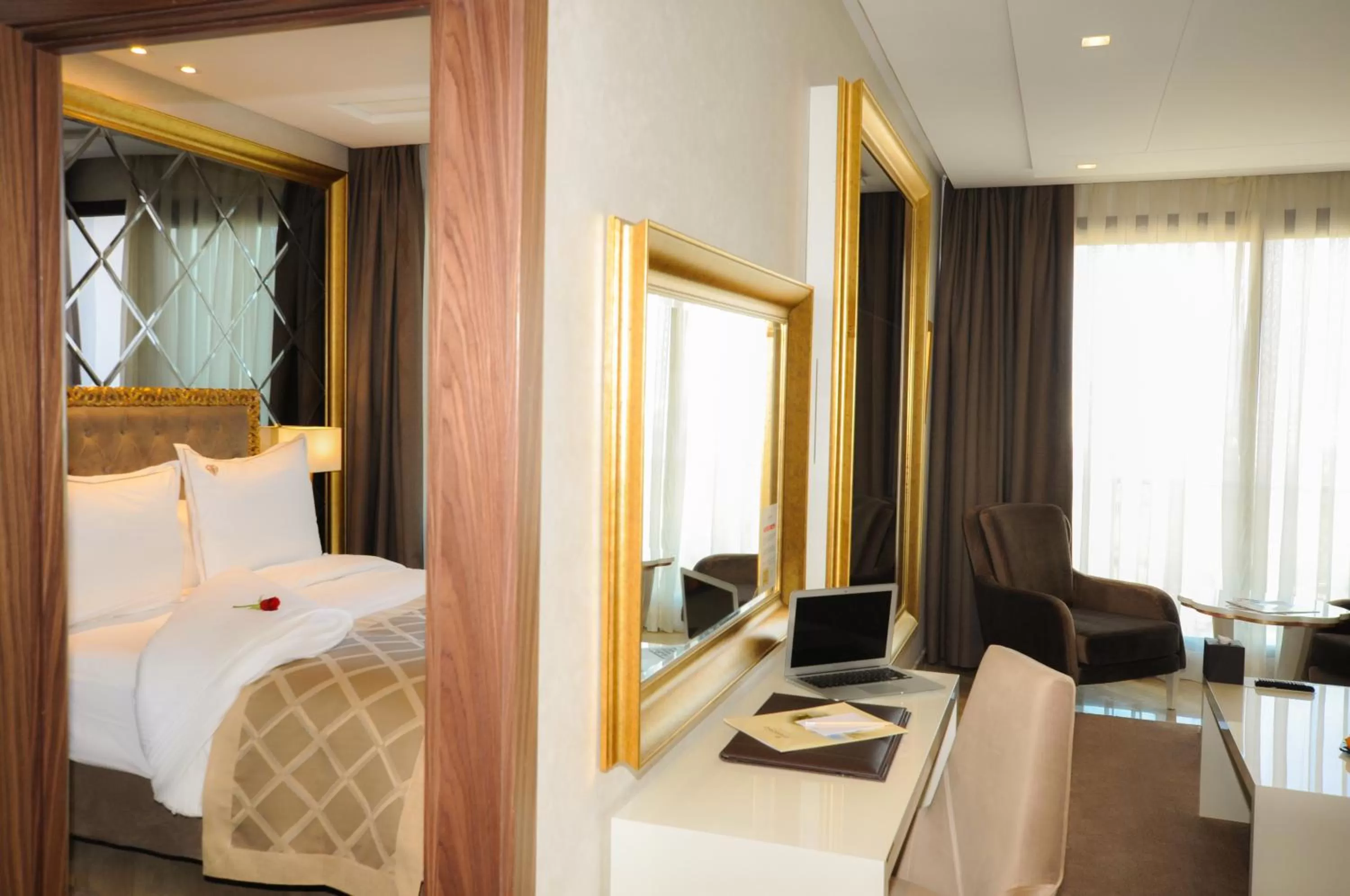 Living room, Bed in Suite Hotel Casa Diamond