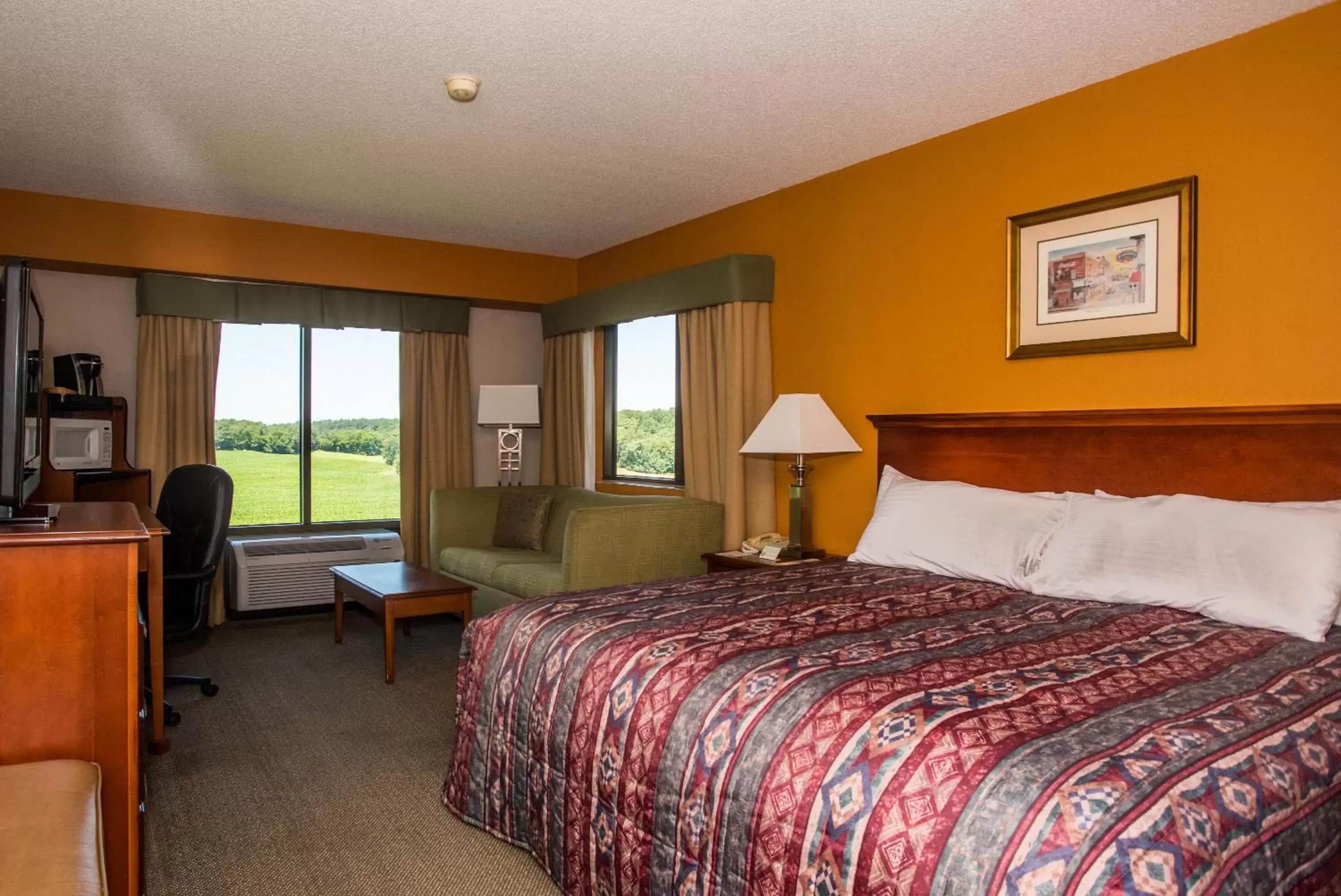 King Room with Mountain View - Non-Smoking in Round Hill Inn King Room with Mountain View - Non-Smoking in Round Hill Inn