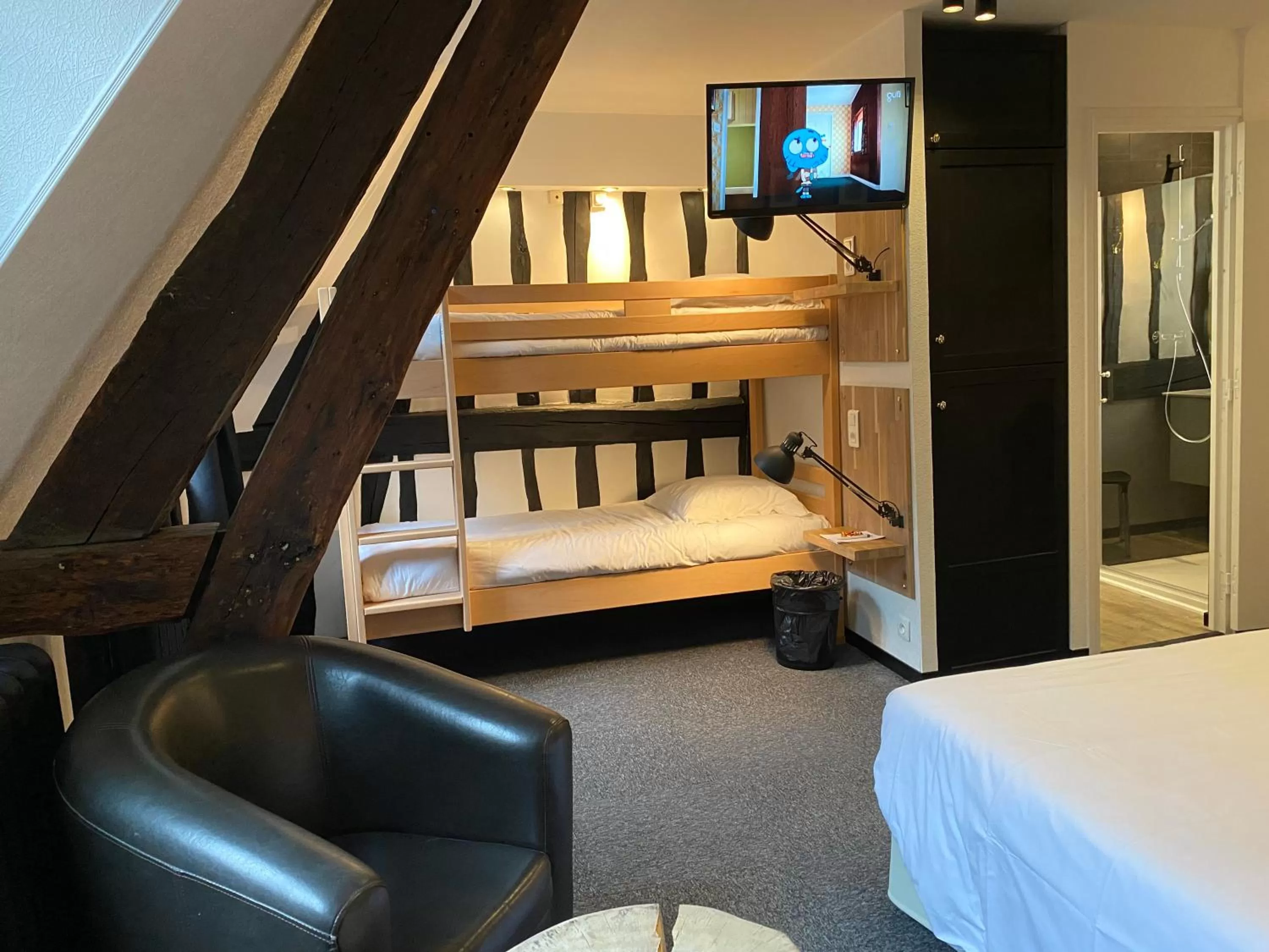 bunk bed, Bed in Hôtel De La Cathédrale