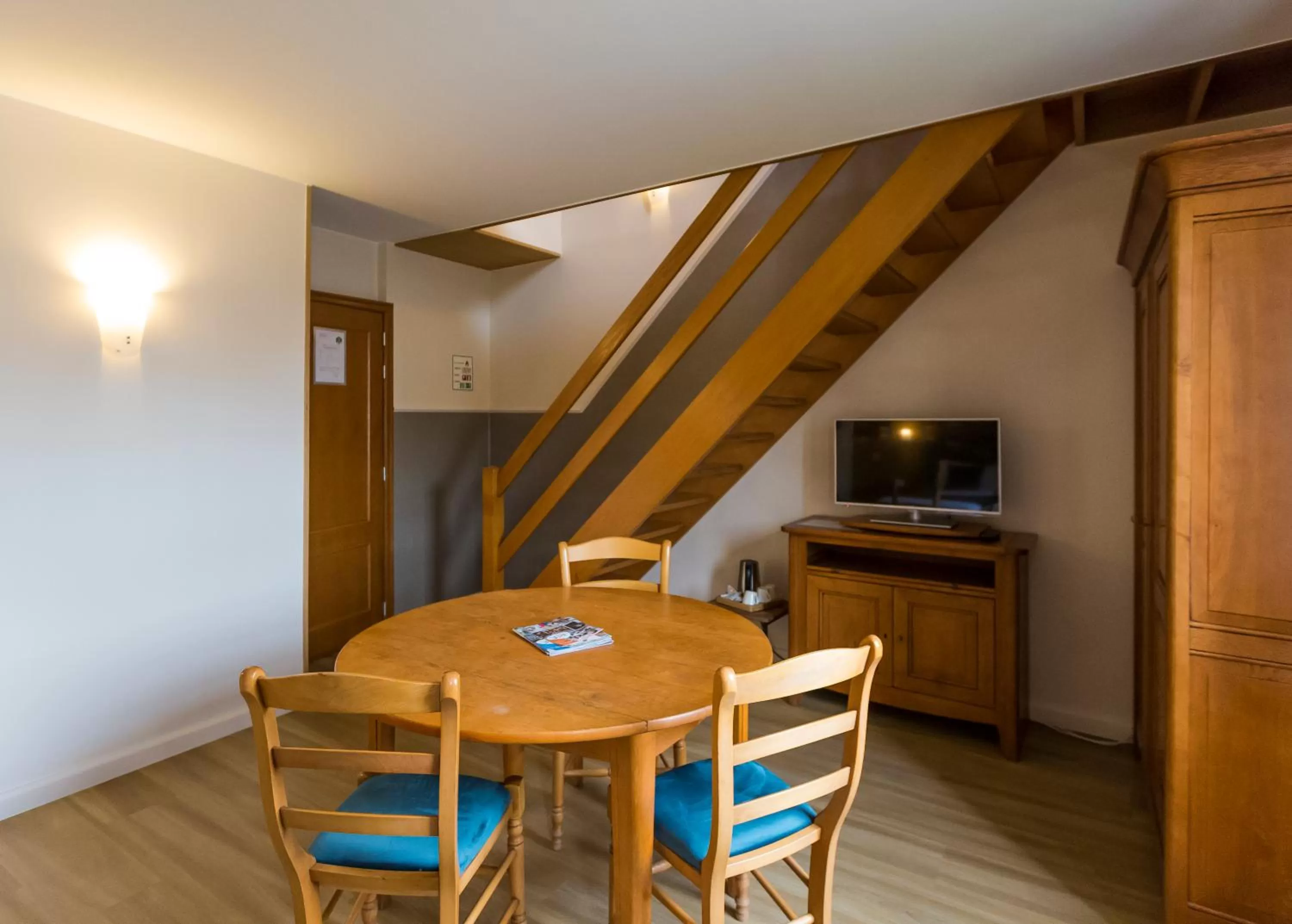 Bedroom, Dining Area in B&B Ferme Château de Laneffe