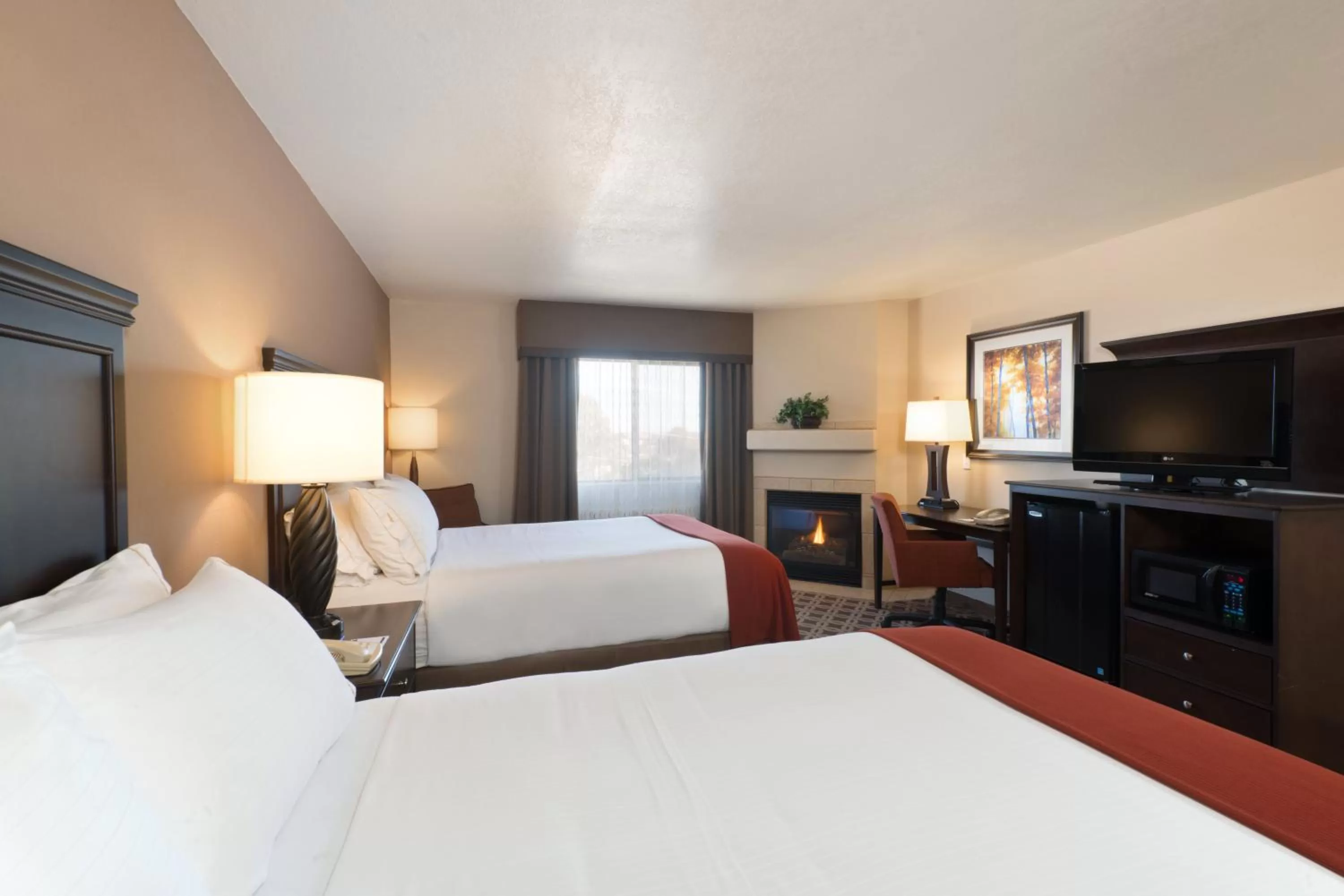 Photo of the whole room, Bed in Holiday Inn Express Show Low by IHG