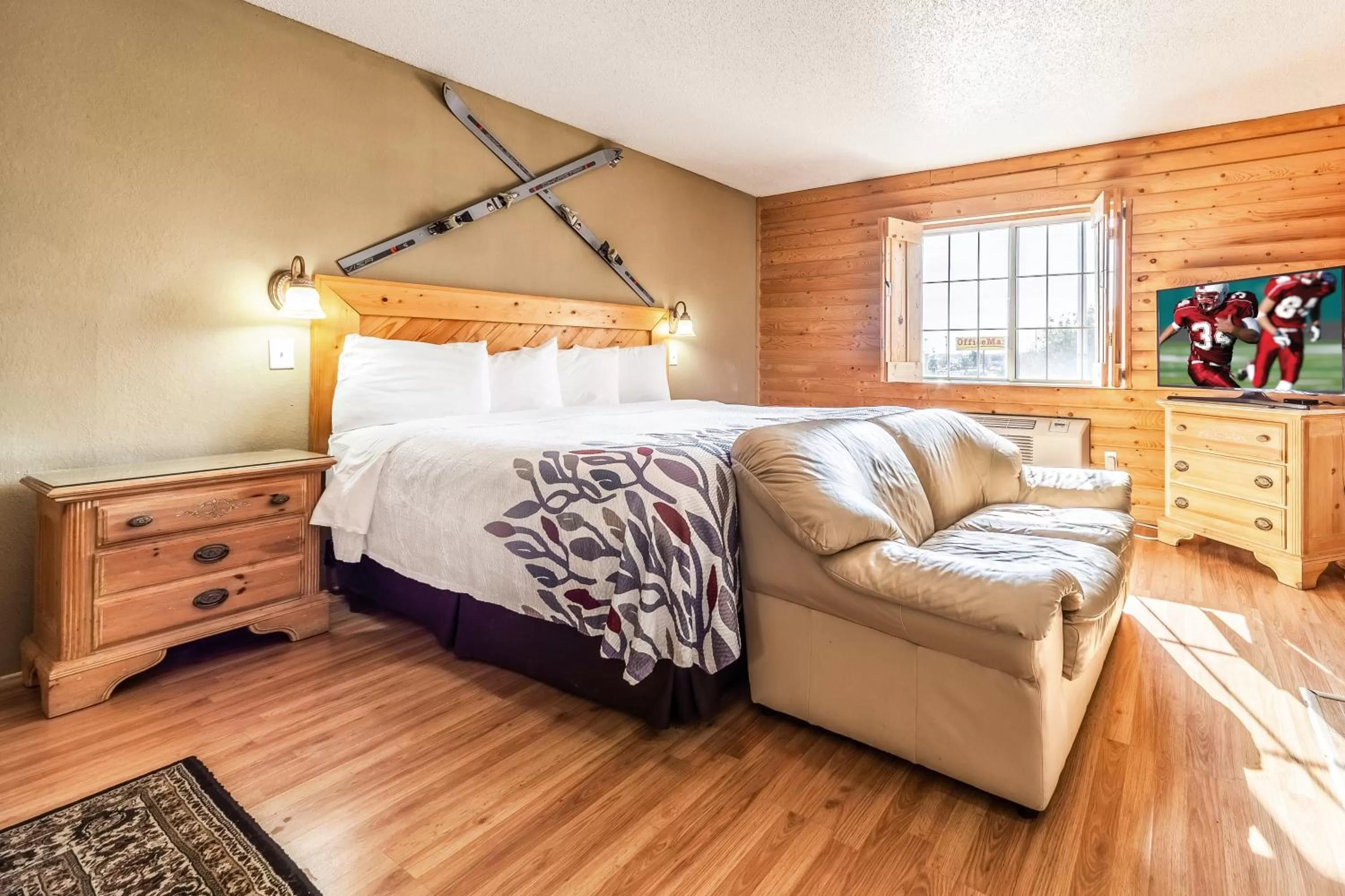 Suite King with Spa Bath and Ski Lodge Decor Smoke Free in Red Roof Inn & Suites Omaha - Council Bluffs