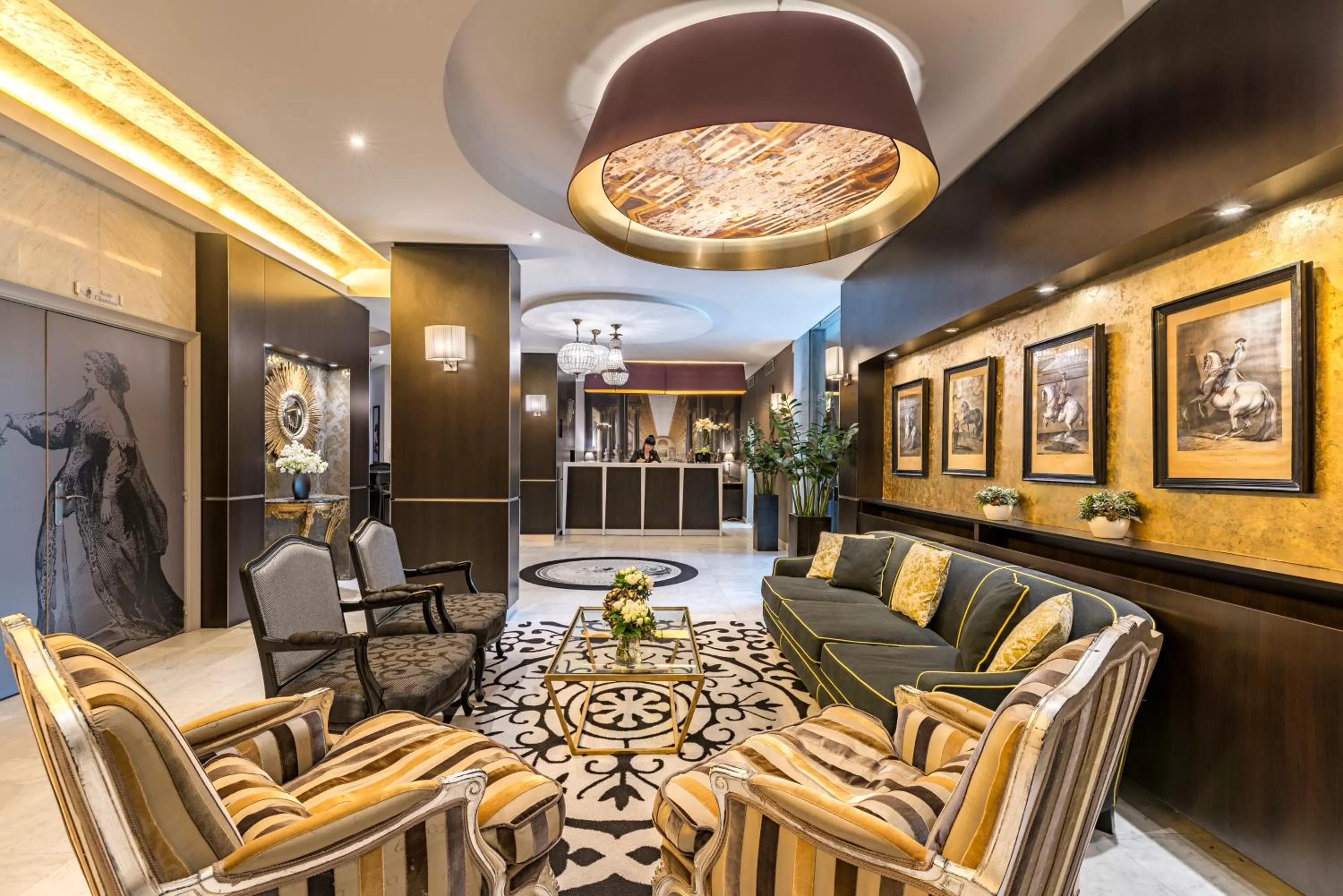 Living room in Hôtel Le Versailles