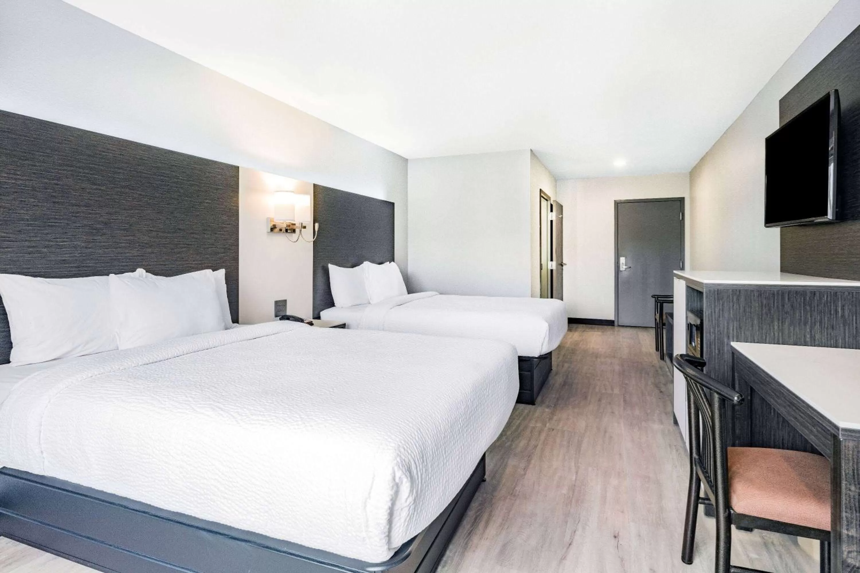 Photo of the whole room, Bed in Days Inn & Suites by Wyndham Niagara Falls/Buffalo