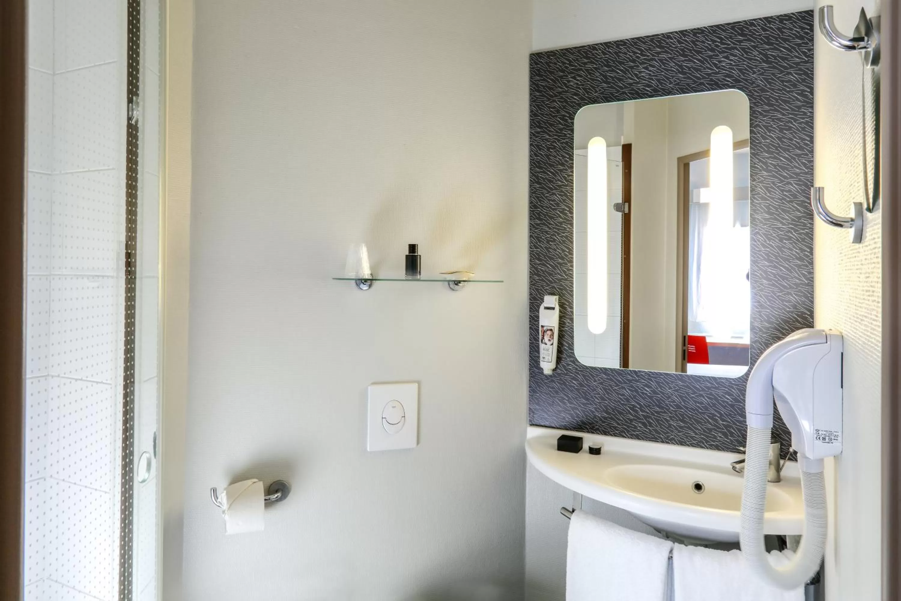 Facility for disabled guests in ibis Orange Sud