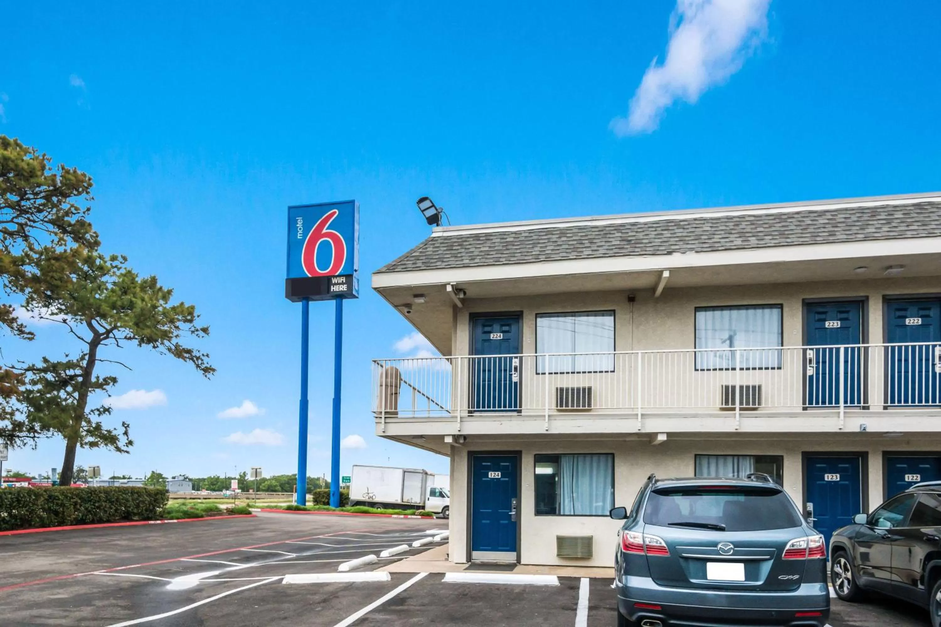 Property building in Motel 6-Irving, TX - Dallas