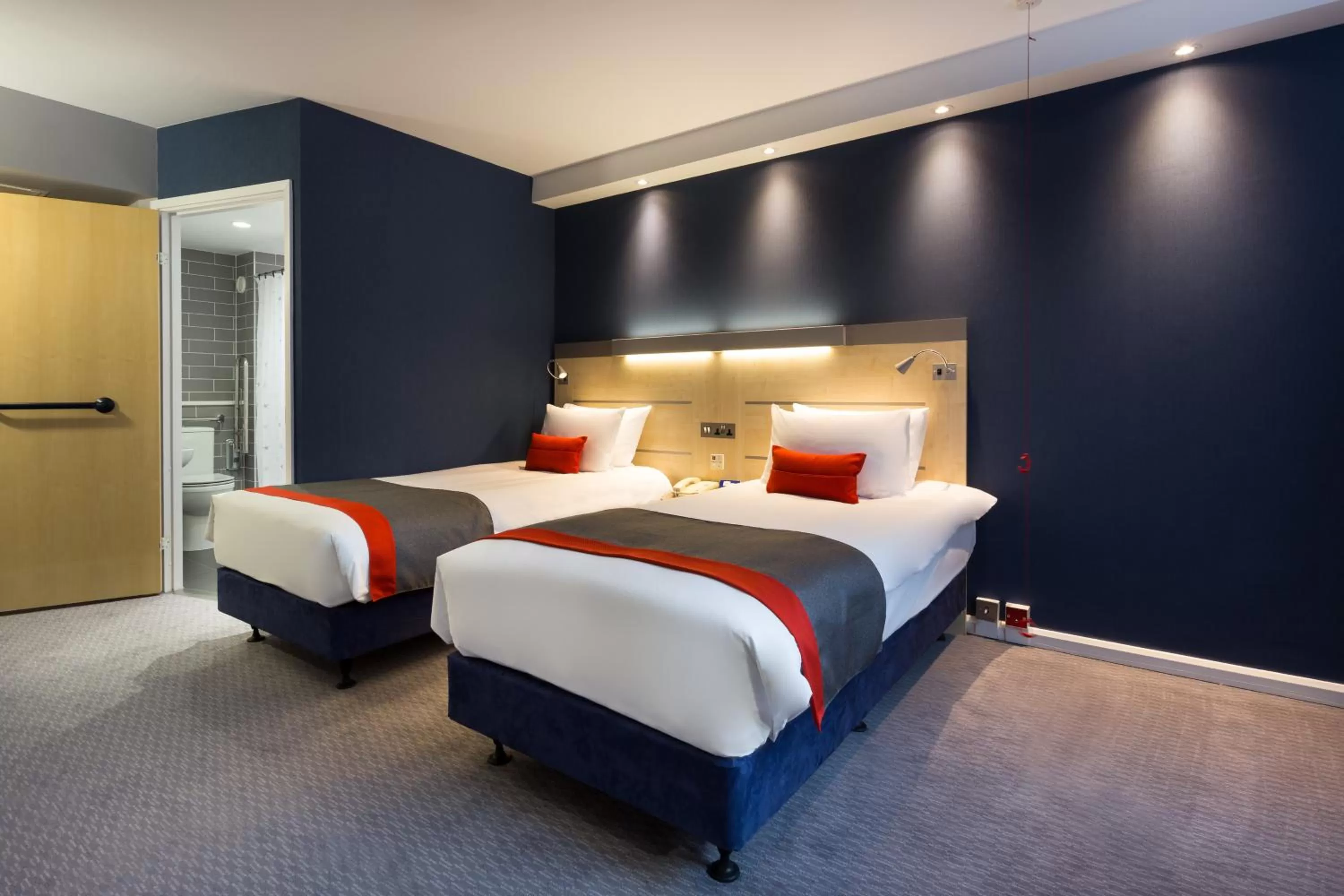 Photo of the whole room, Bed in Holiday Inn Express London - Watford Junction by IHG