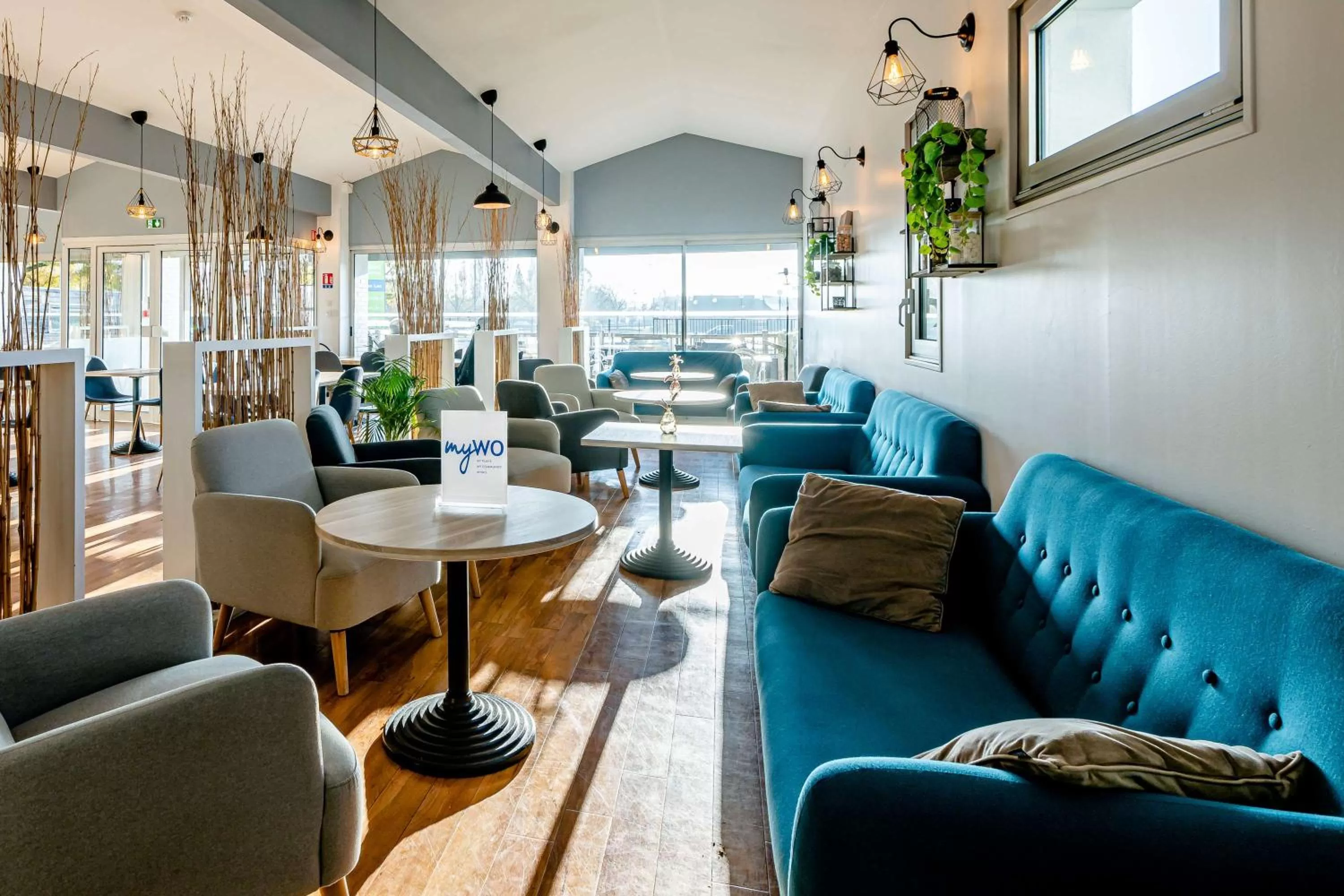 Lounge or bar in Sure Hotel by Best Western Bordeaux Lac