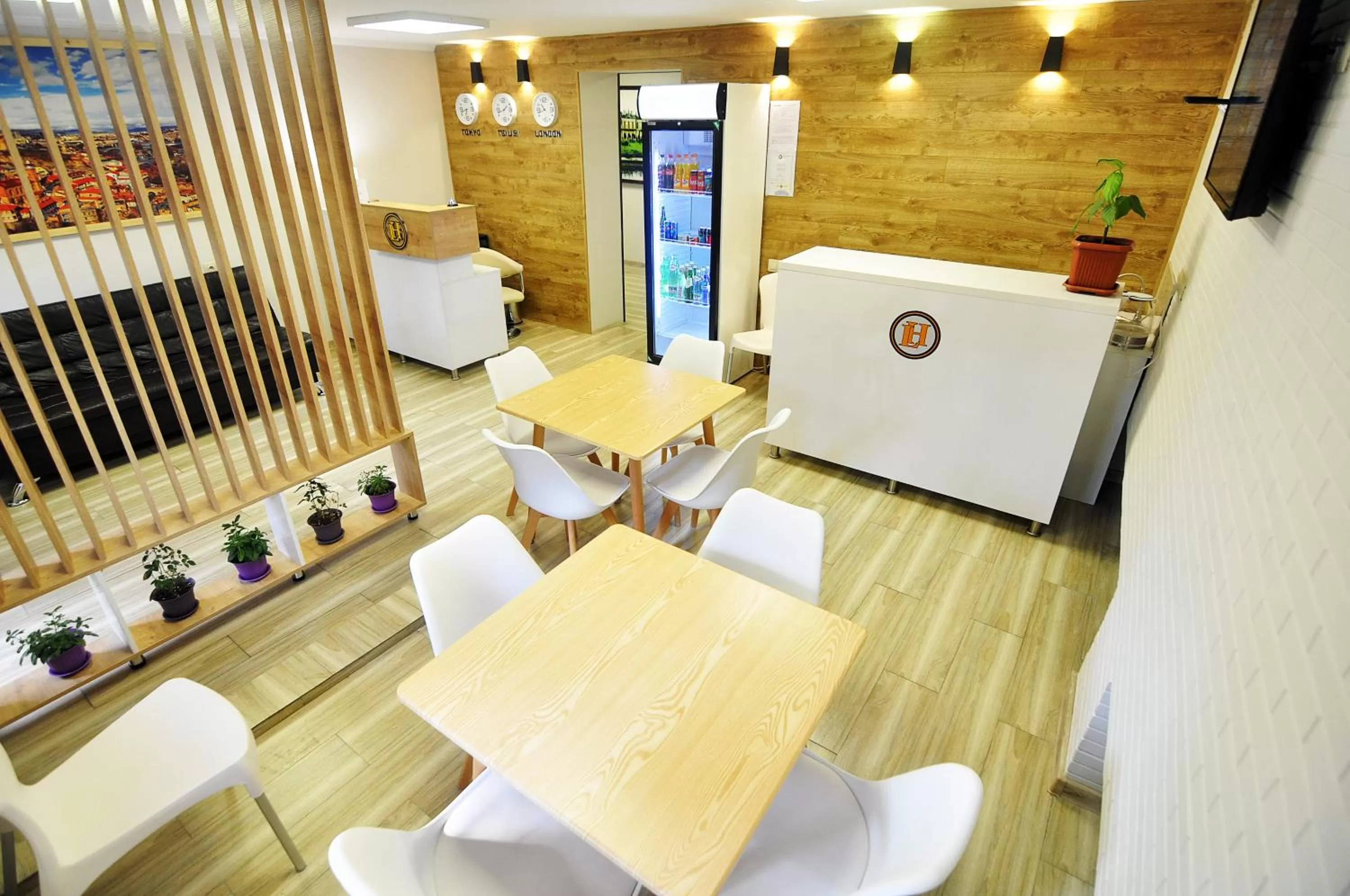 Restaurant/places to eat in Light Hotel