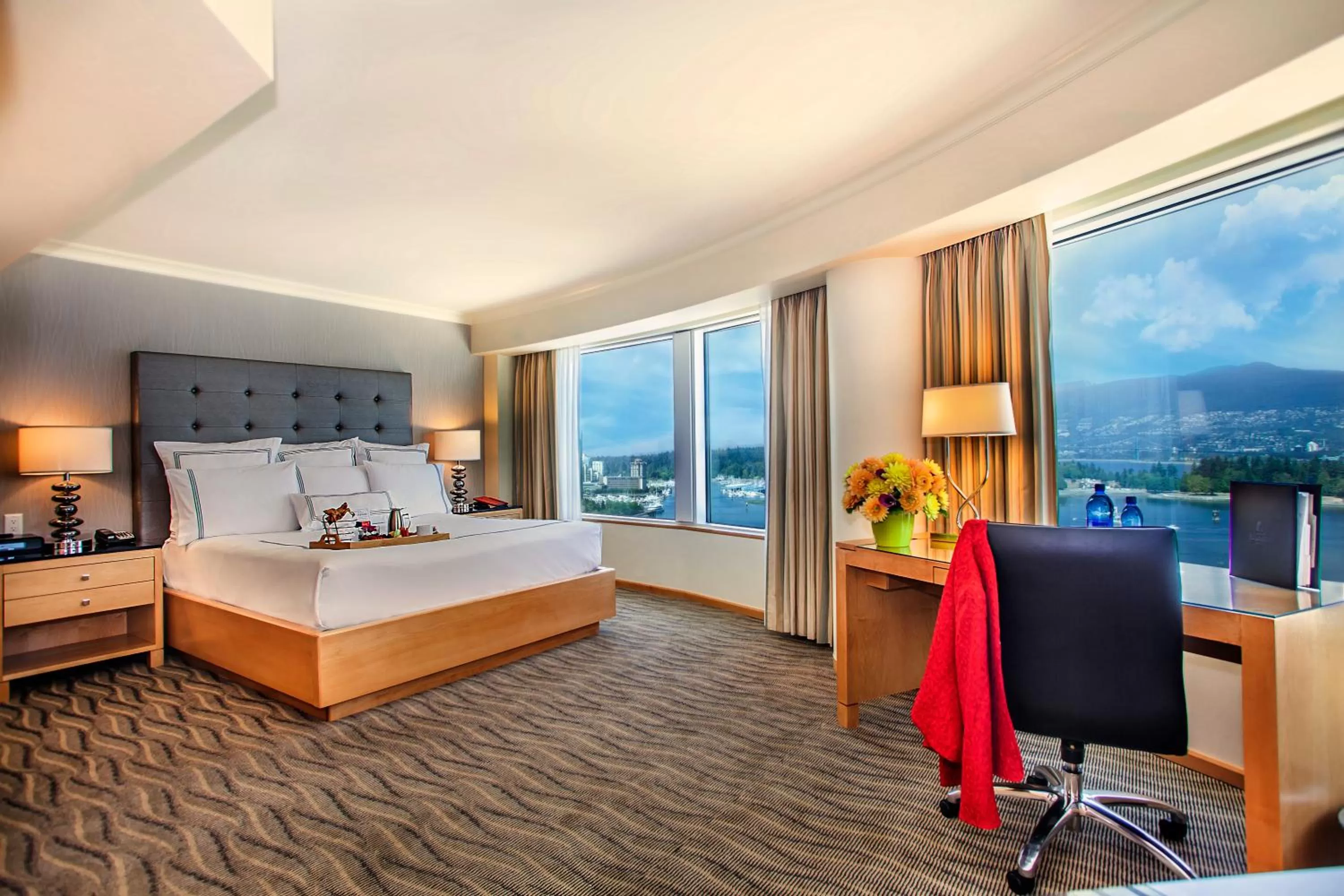 Photo of the whole room, Bed in Pan Pacific Vancouver