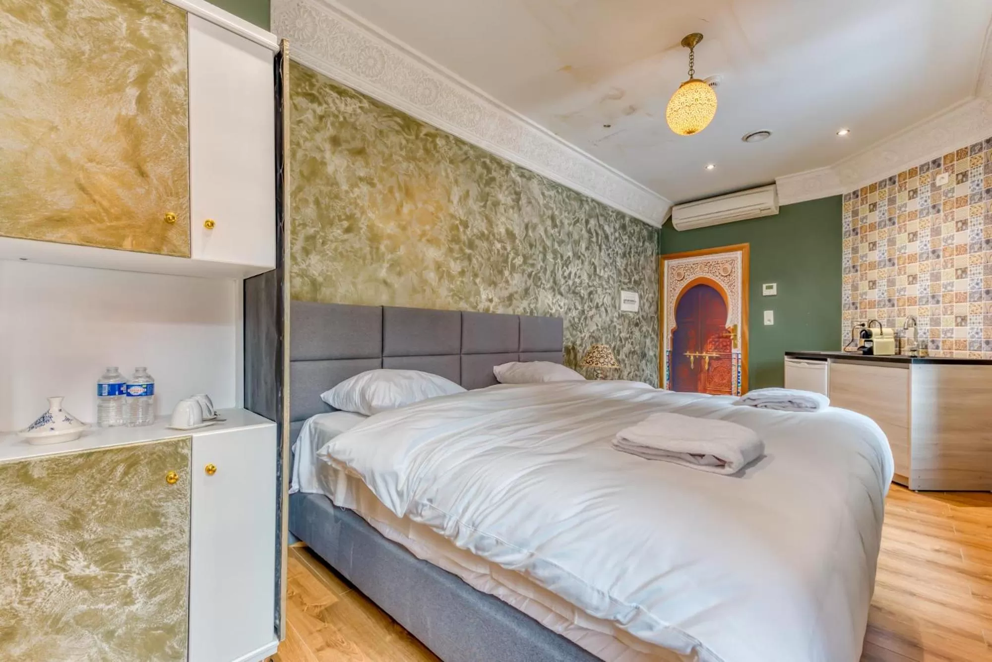 Kitchen or kitchenette, Bed in Ryad Mogador Liège