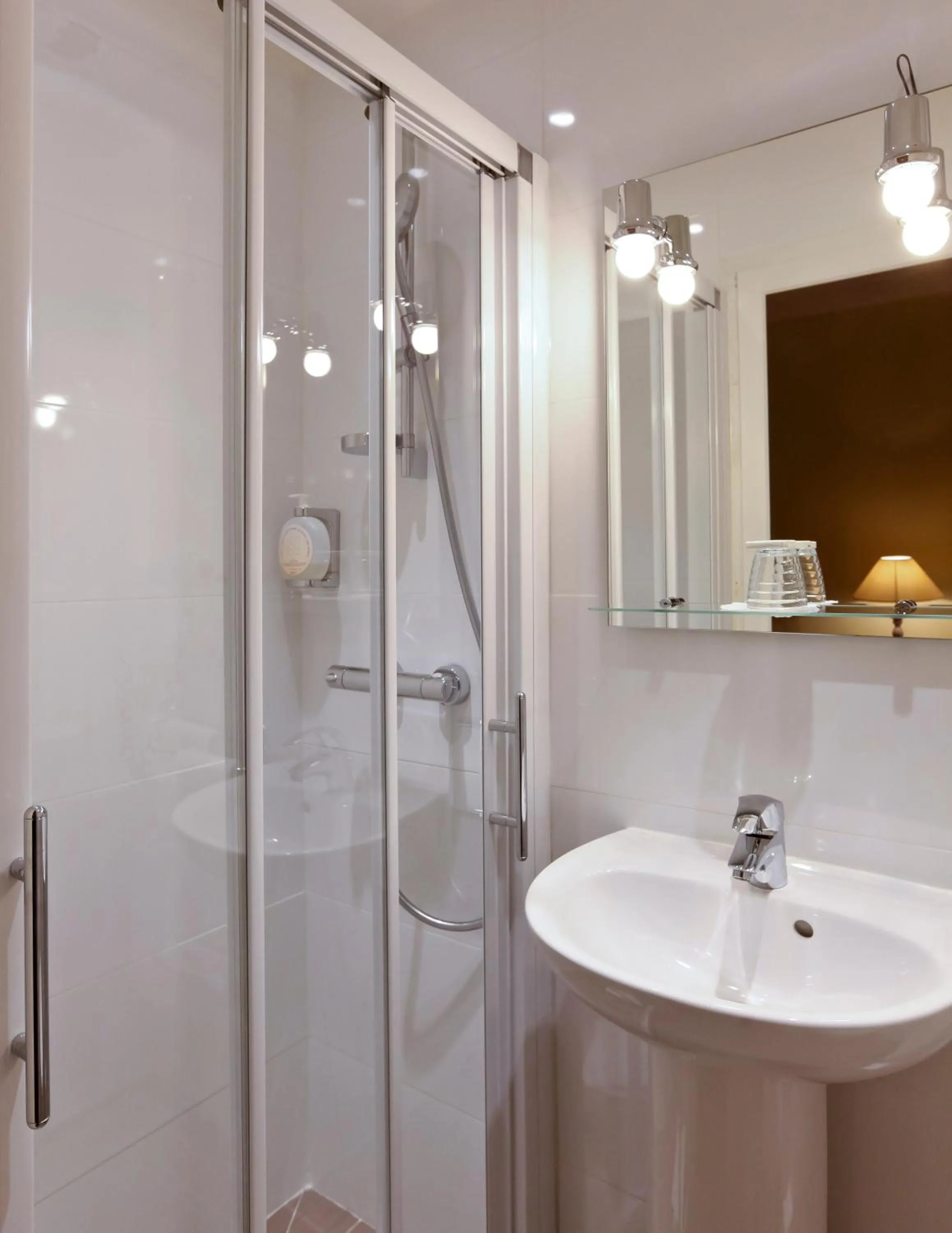 Bathroom in Hôtel du Dauphin