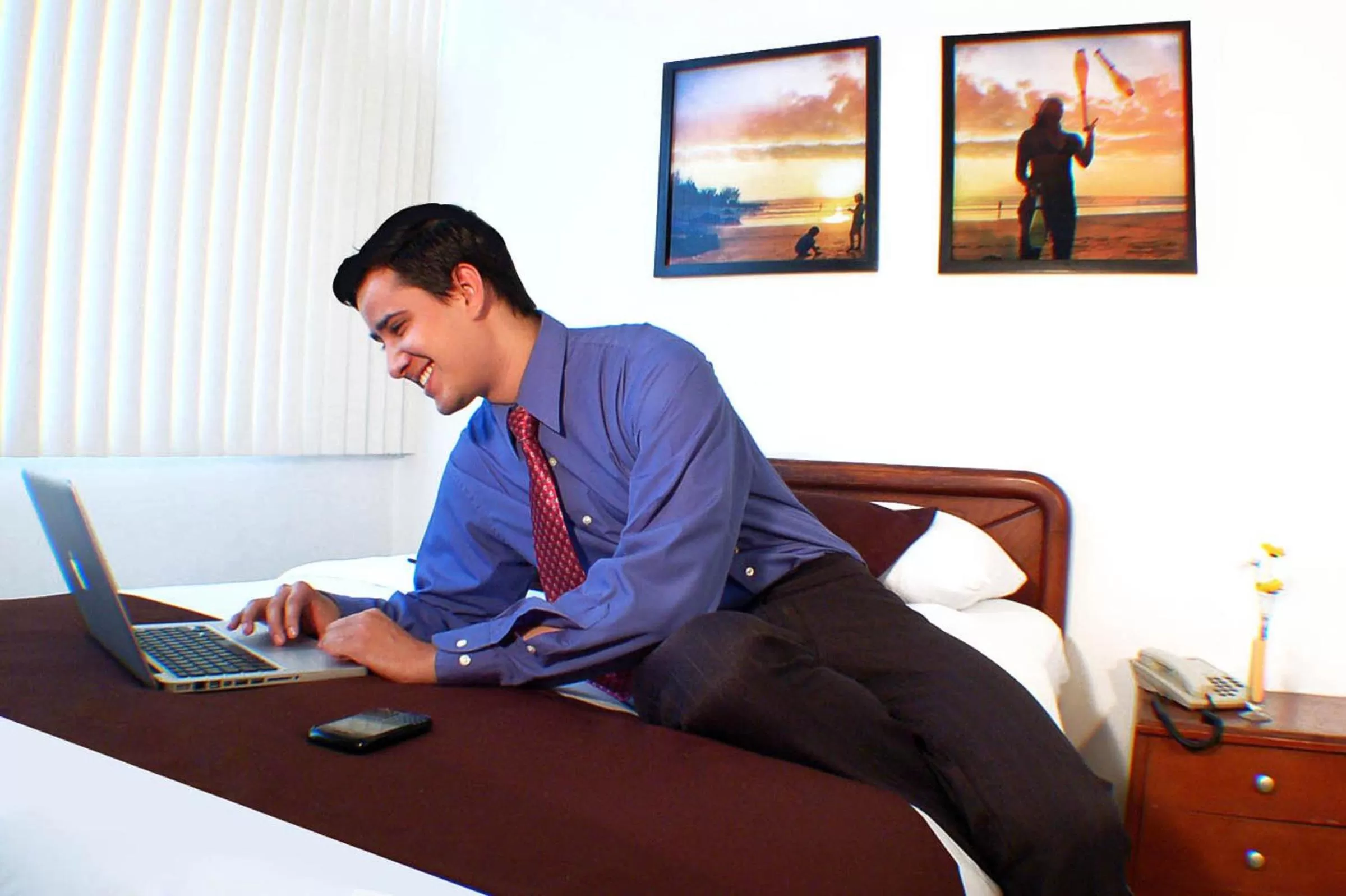 People in Hotel Castell - Cerca Del Aeropuerto