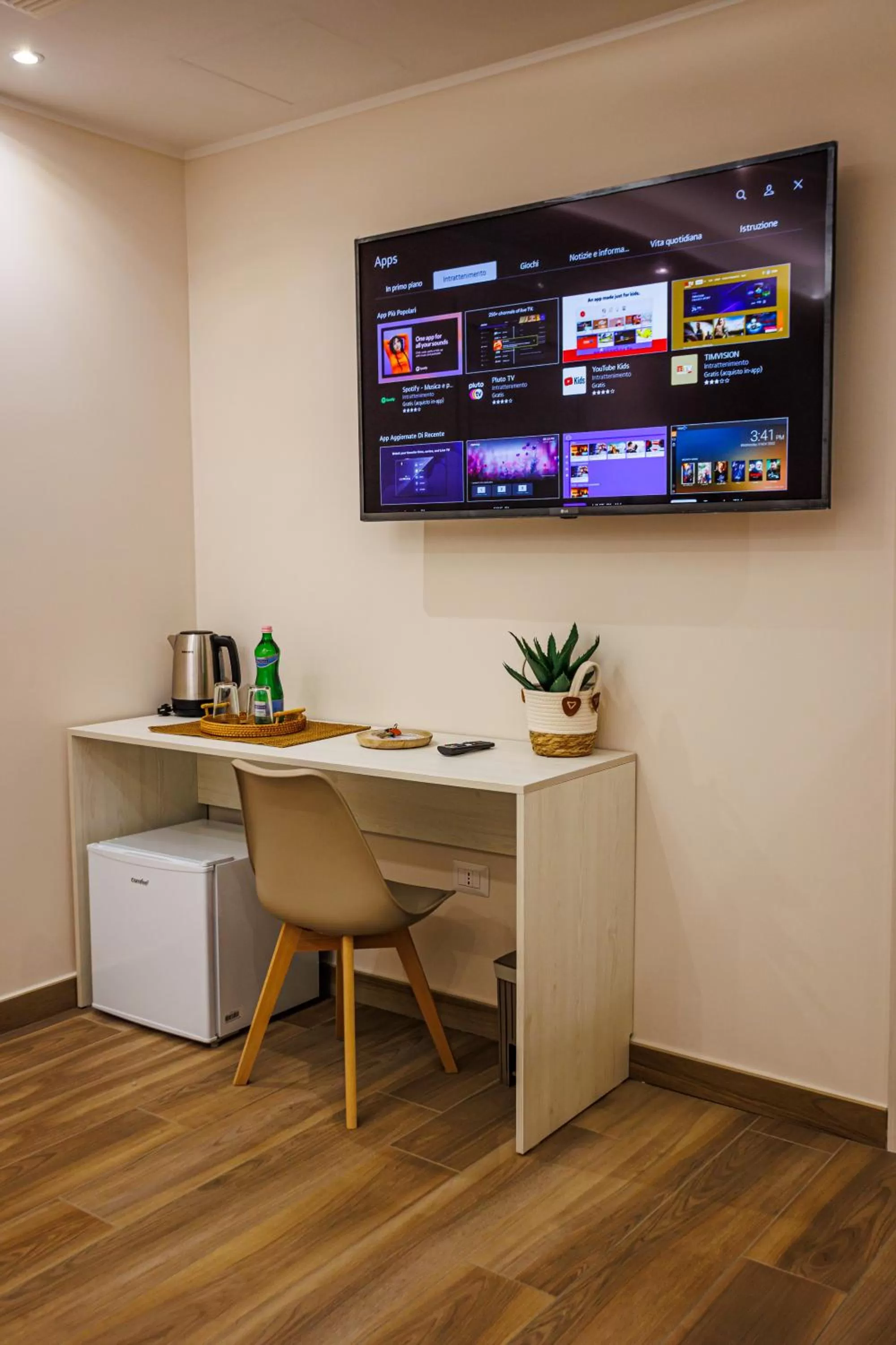 TV and multimedia, TV/Entertainment Center in Peca's room