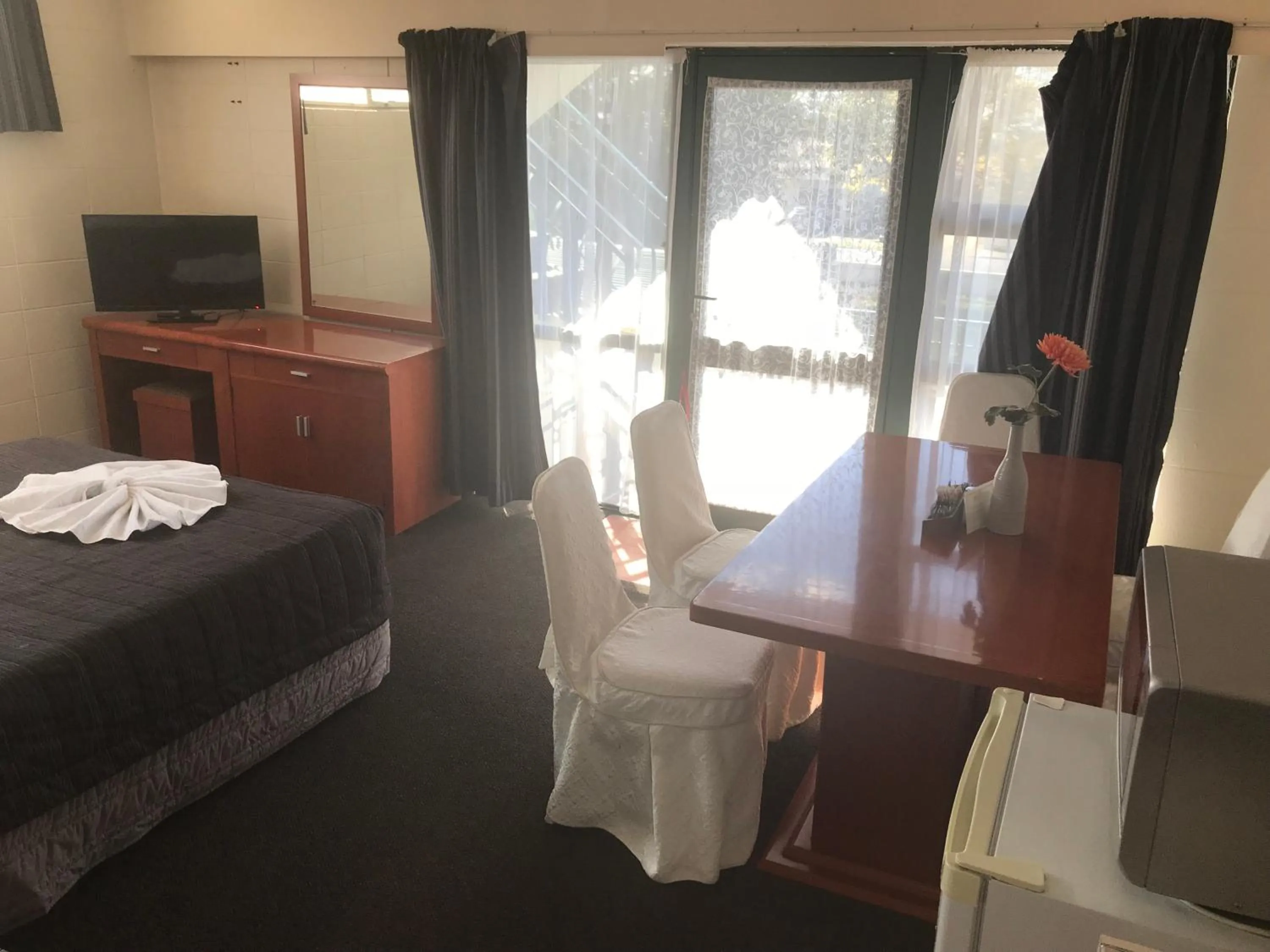 Bed in Gateway International Motel