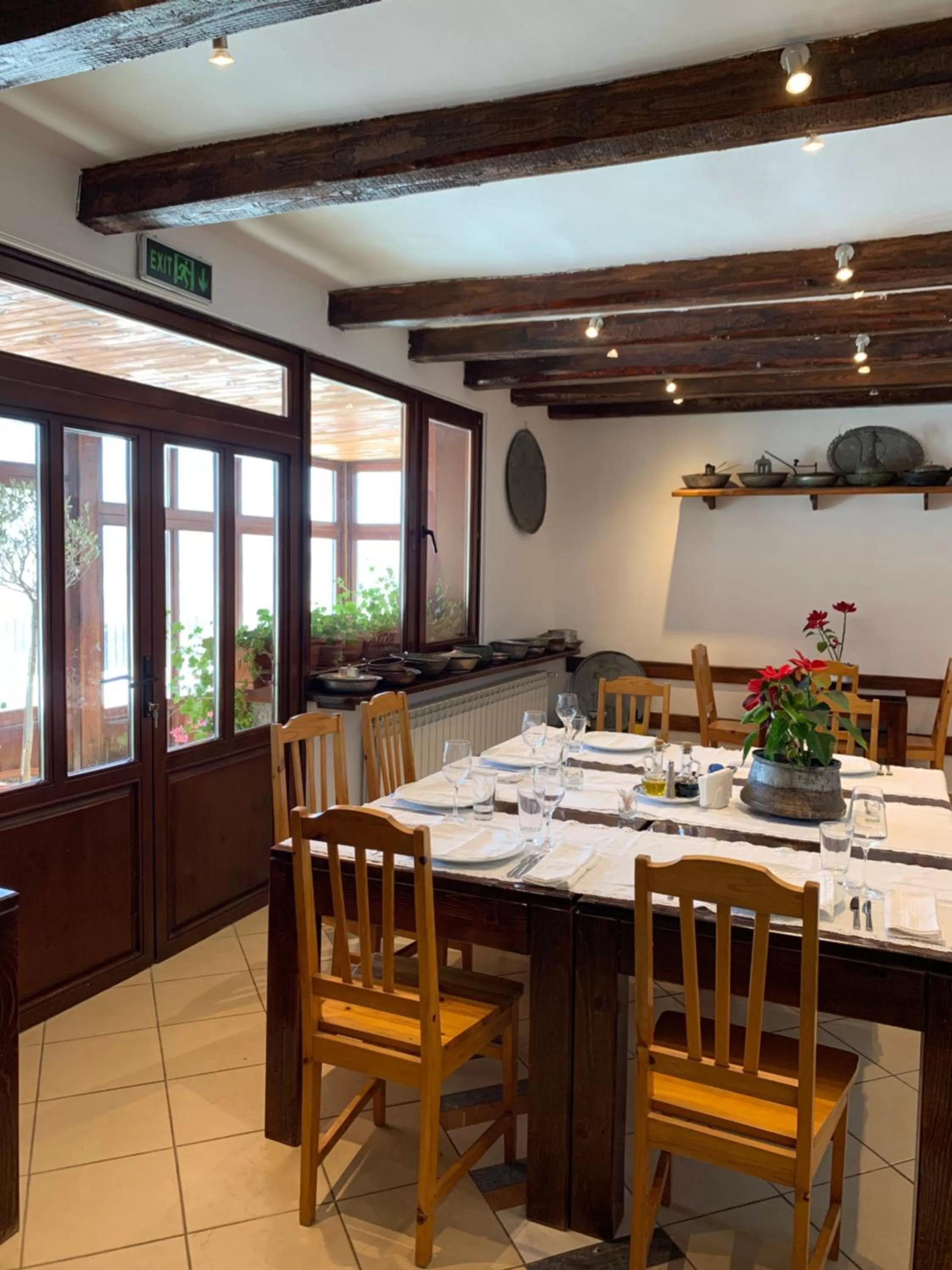 Restaurant/places to eat in Villa Rai