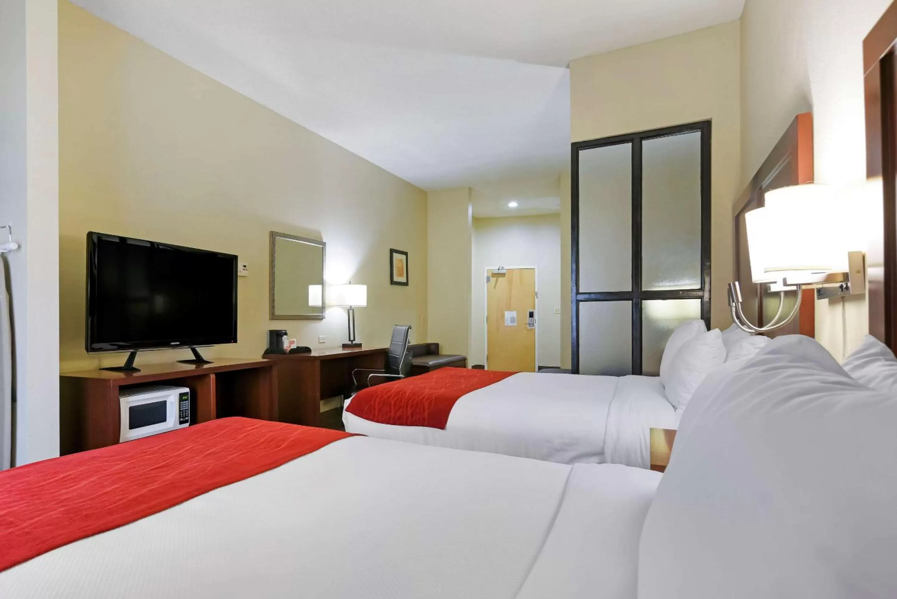 Photo of the whole room, Bed in Comfort Suites Fultondale I-65 near I-22