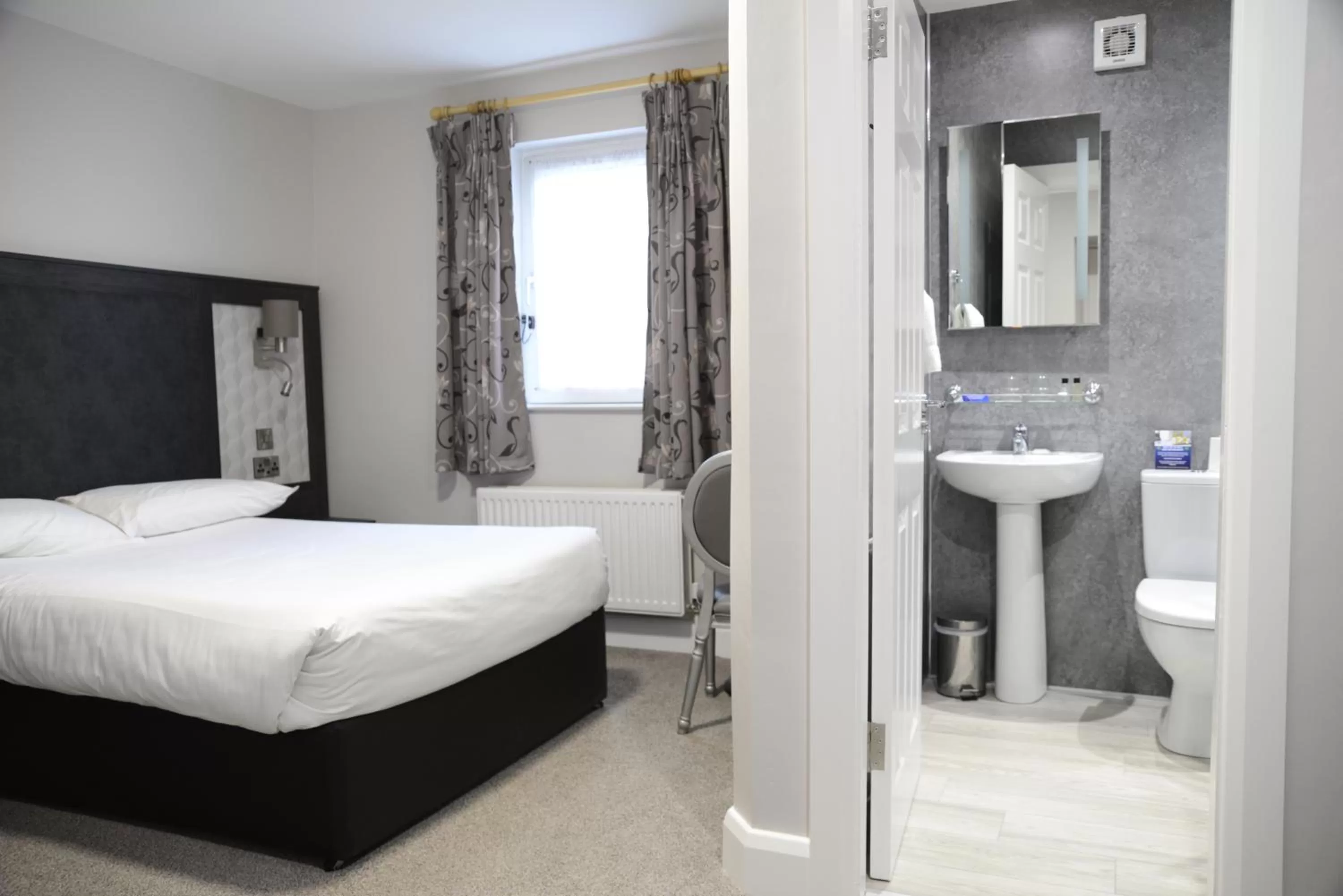 Shower, Bed in Hibernian Hotel & Leisure Centre