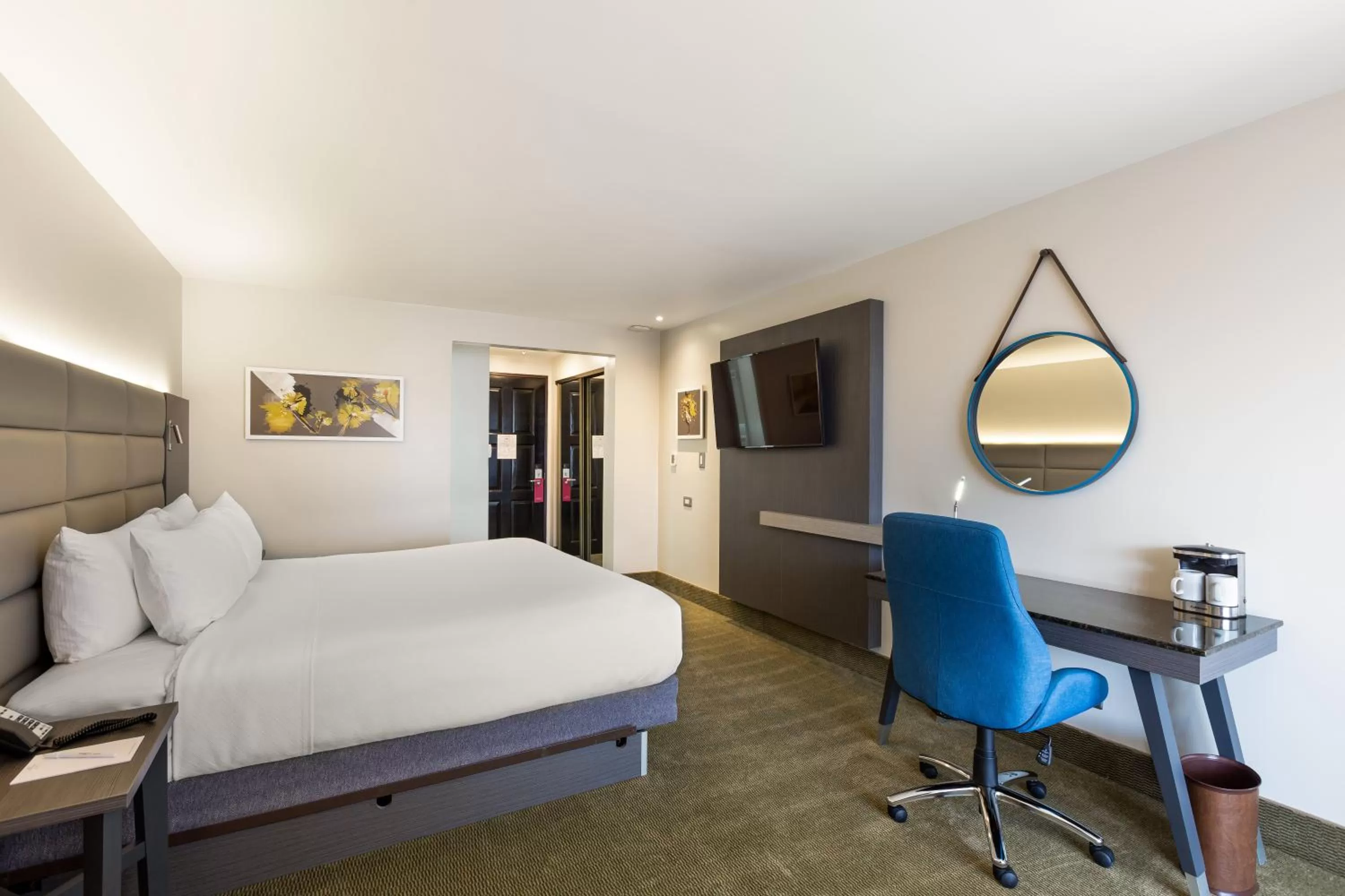 Photo of the whole room, Bed in Crowne Plaza San Jose La Sabana by IHG