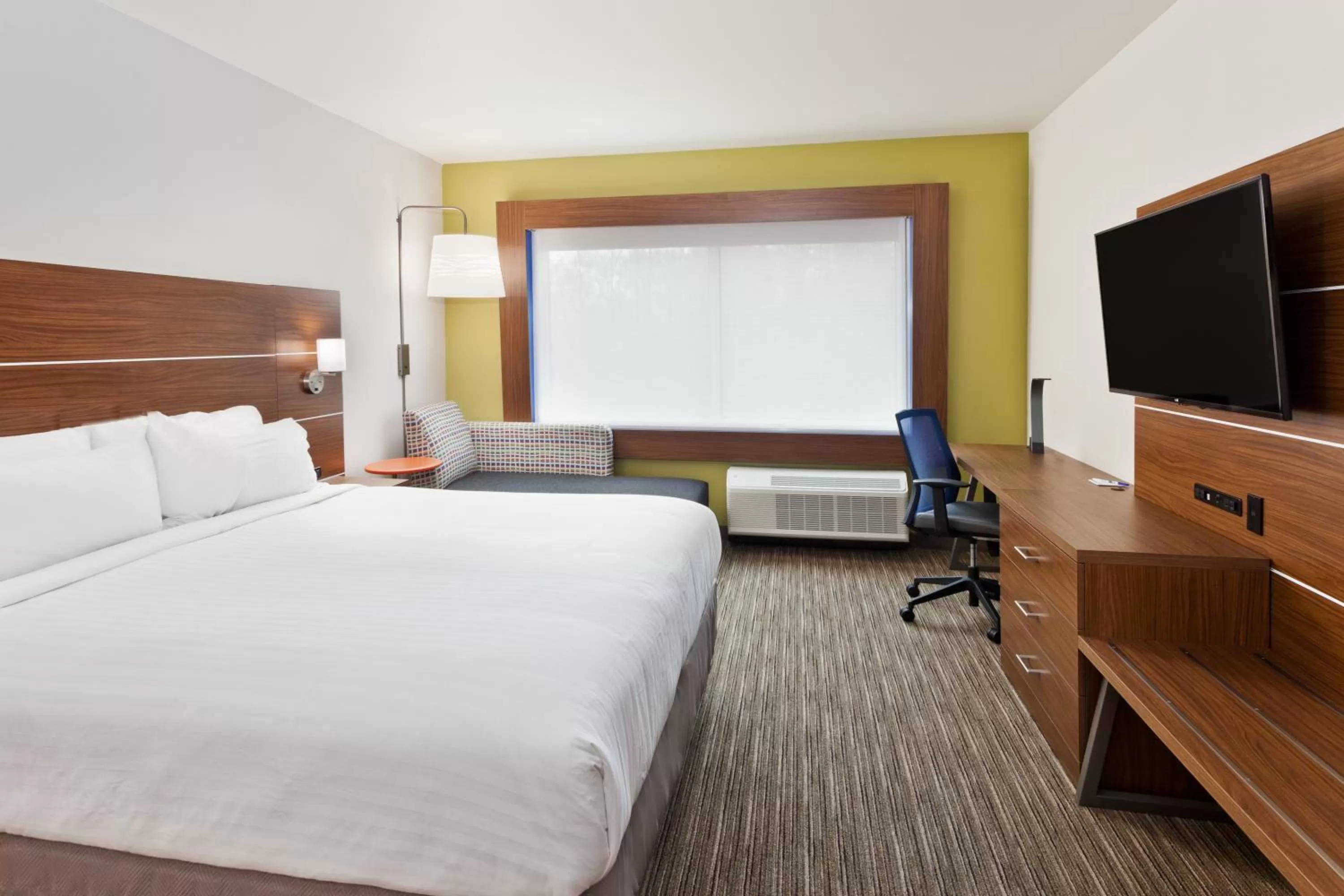 Bed in Holiday Inn Express & Suites - Cartersville by IHG