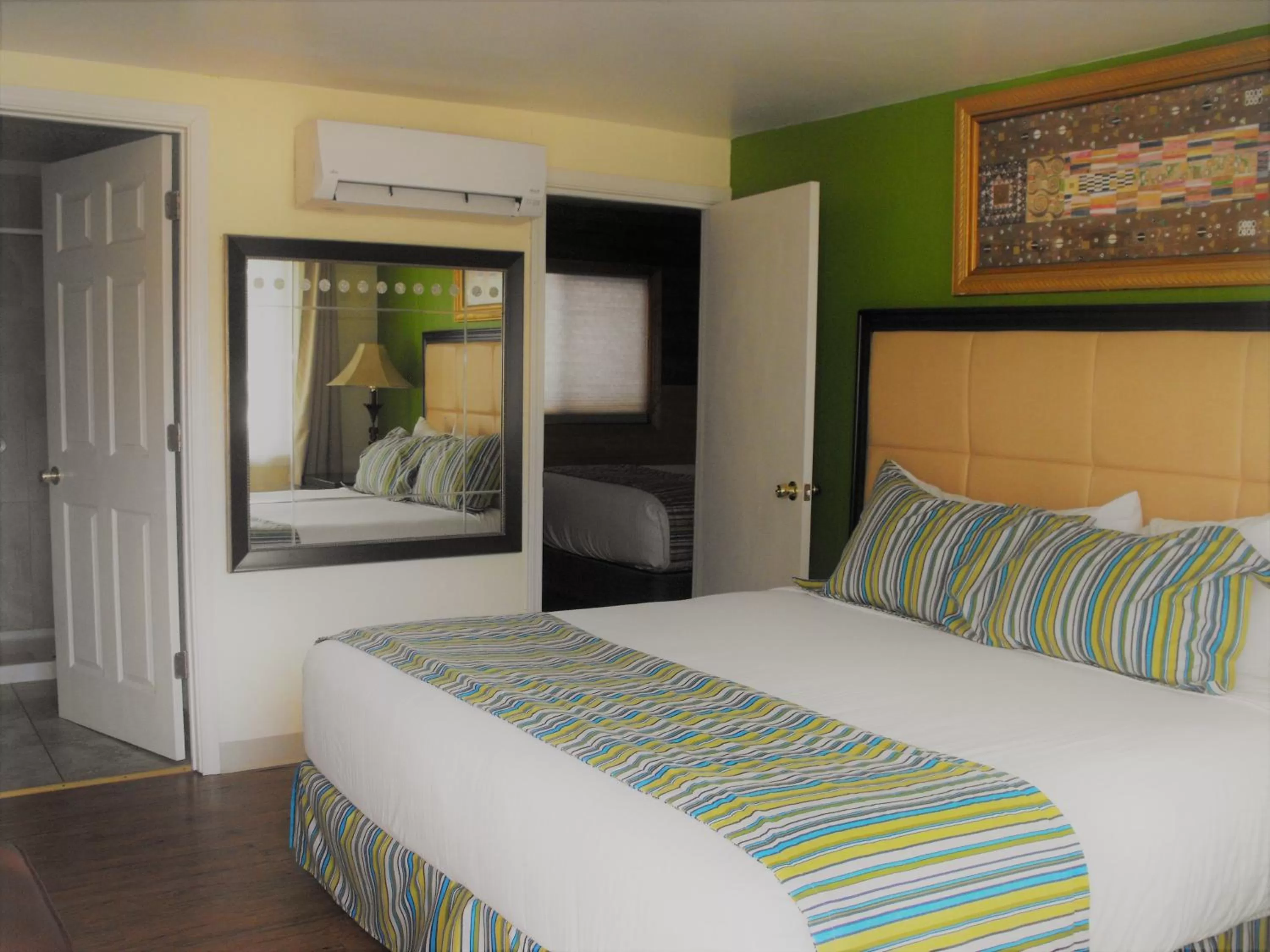 Bed in Eagle Crater Lake Inn