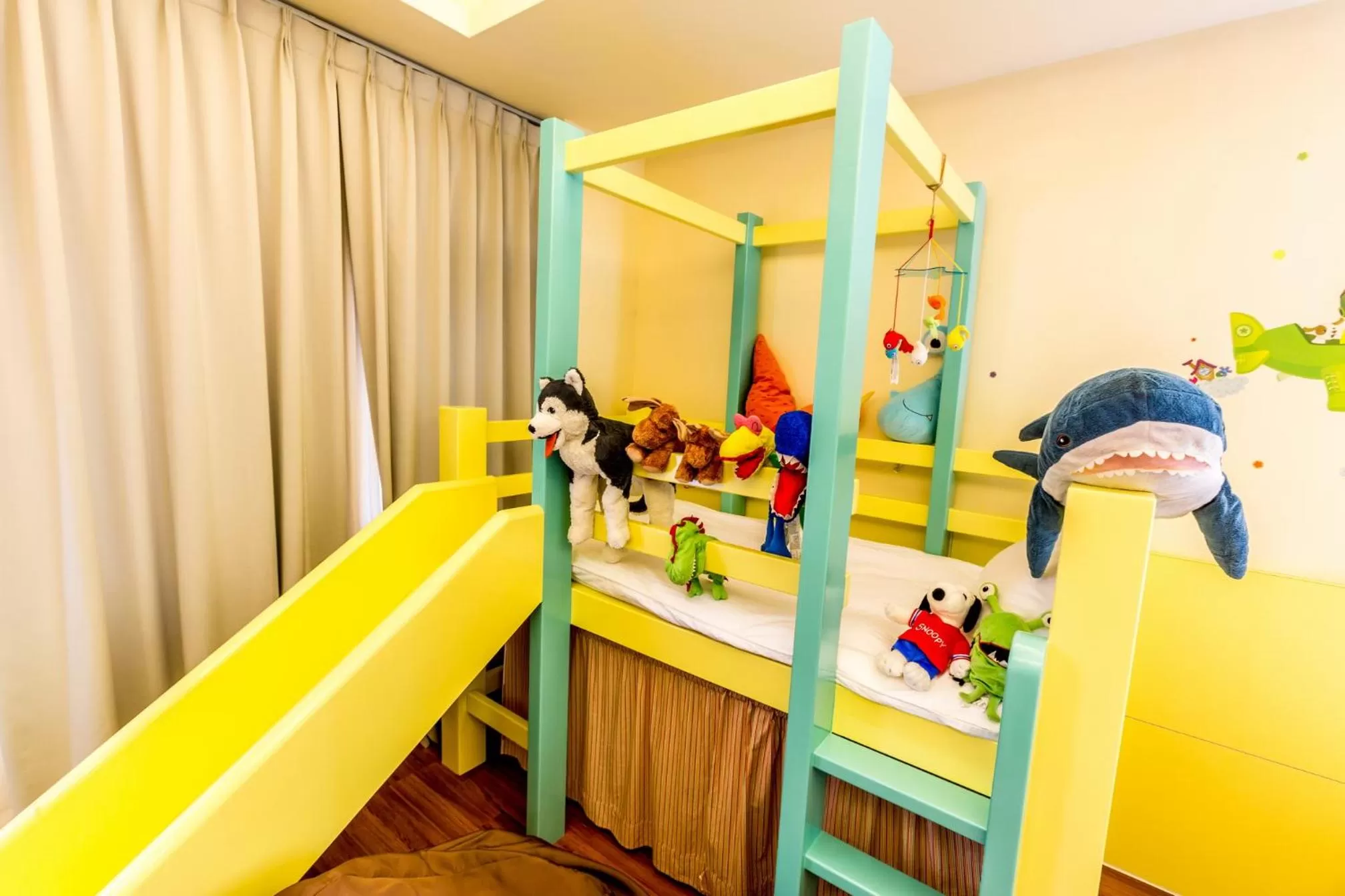 cot, Bed in Beachcastle & Sea View Villa