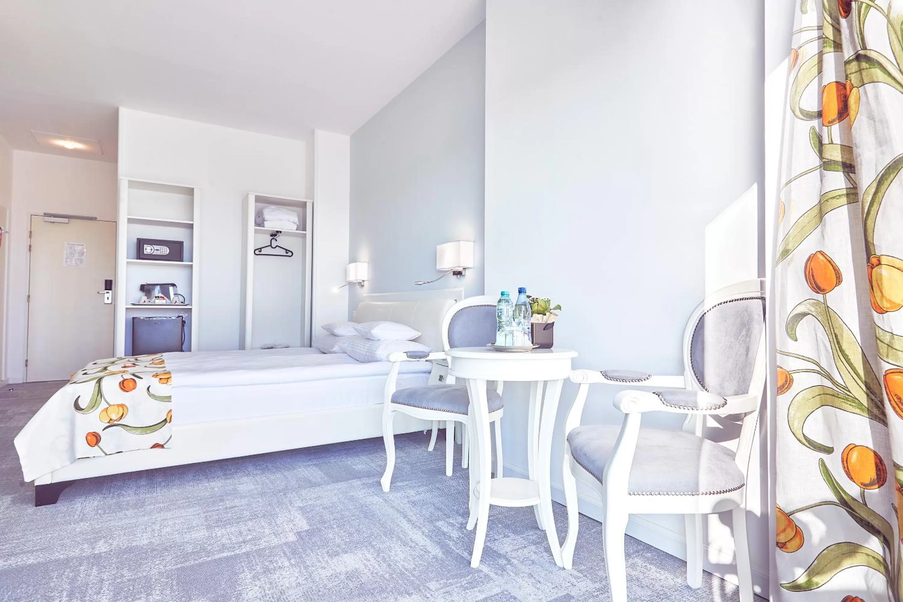 Seating area, Bed in Continental Forum Constanta