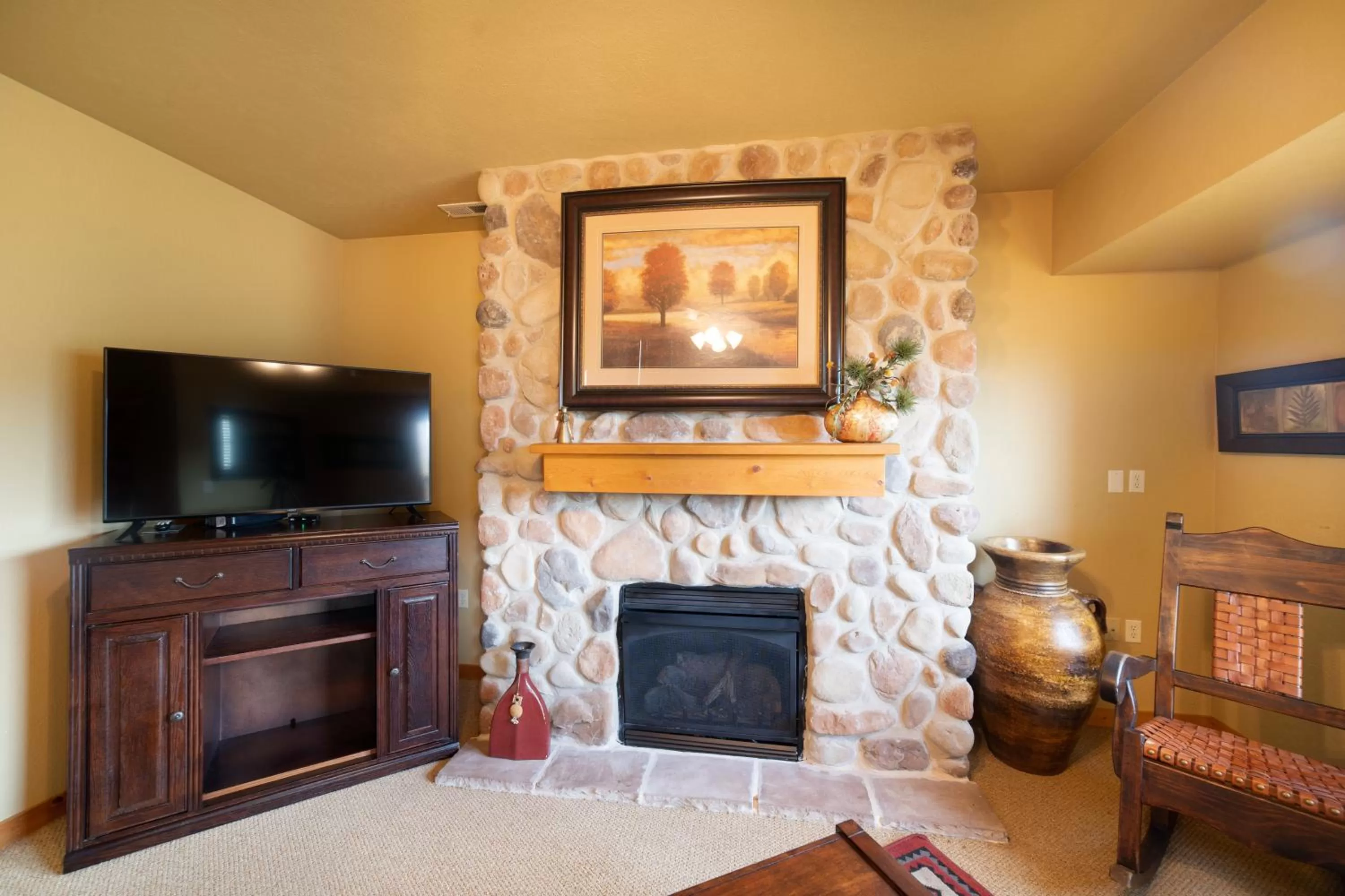 TV and multimedia, TV/Entertainment Center in Cabins at Grand Mountain