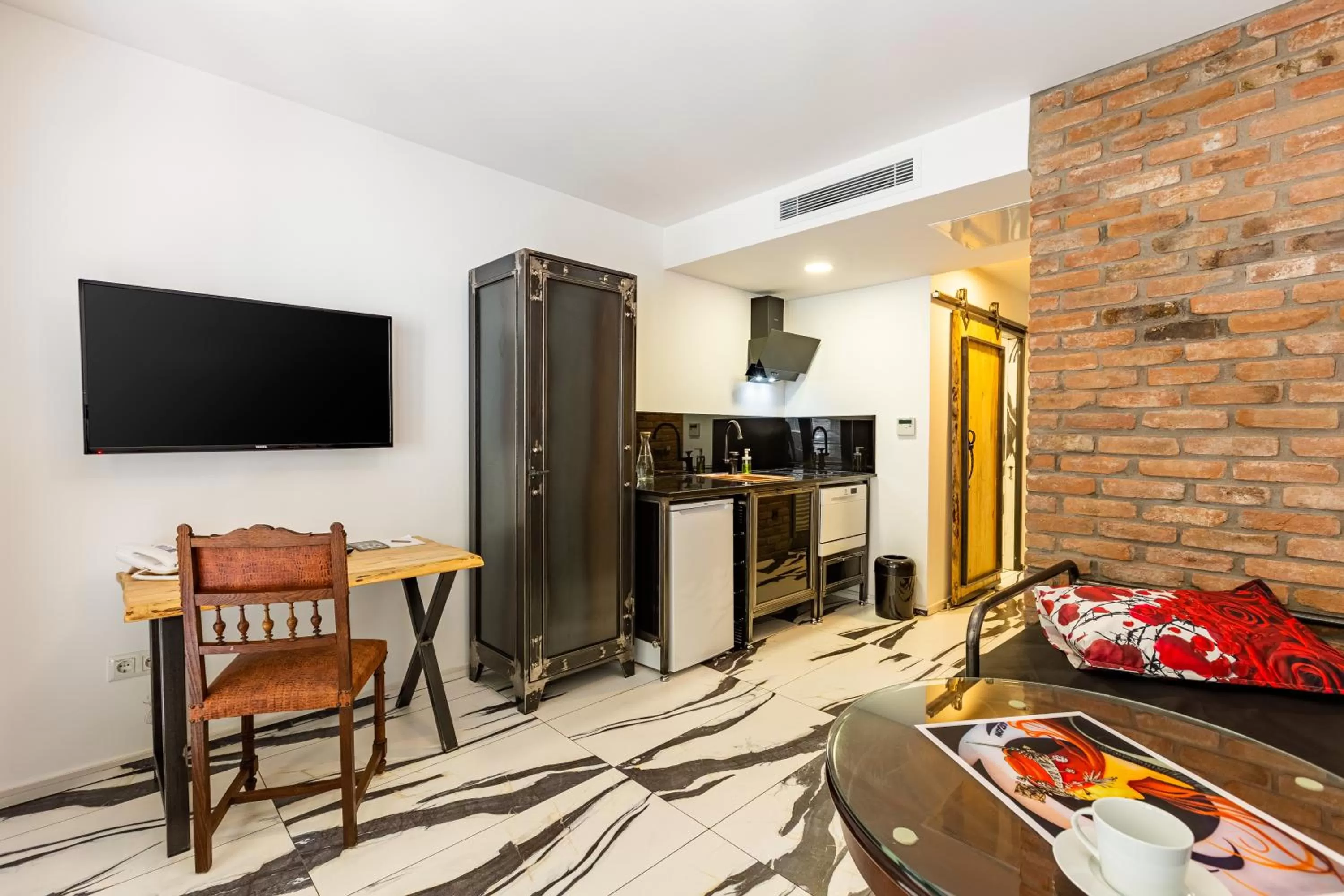 TV and multimedia in Villa Pera Suite Hotel