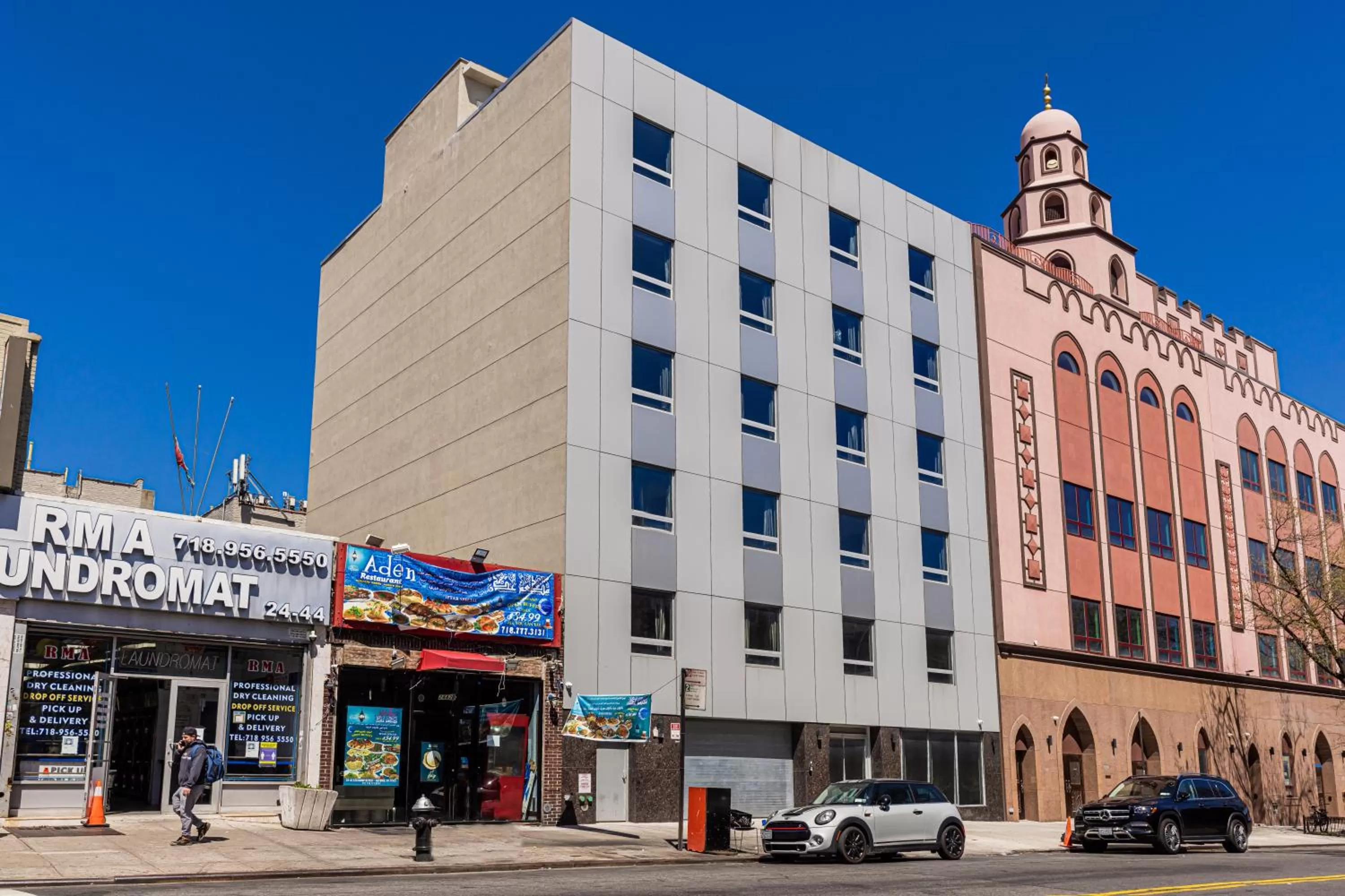 Property building in Astoria Inn LaGuardia Hotel