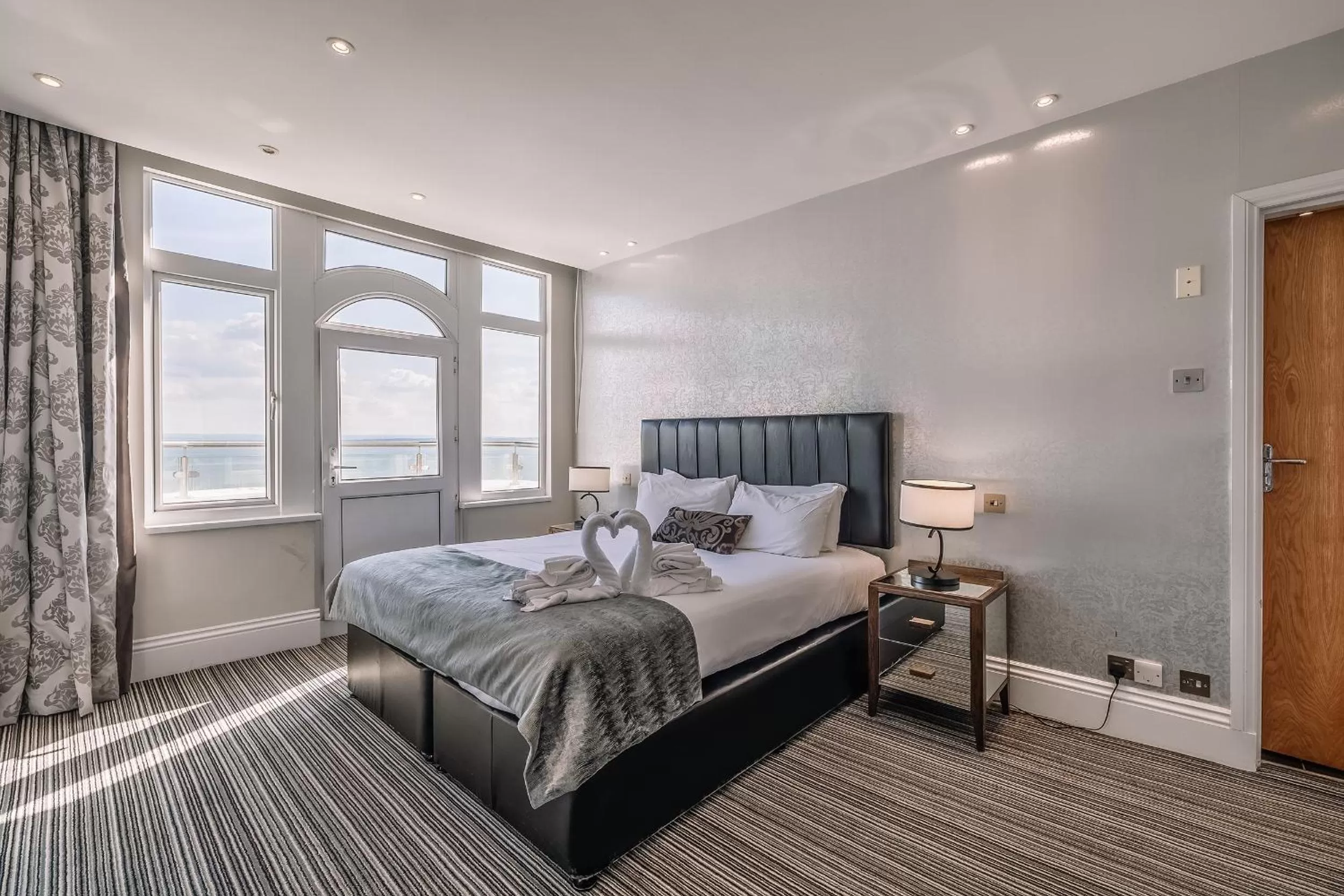 View (from property/room), Bed in Muthu Westcliff Hotel (Near London Southend Airport)