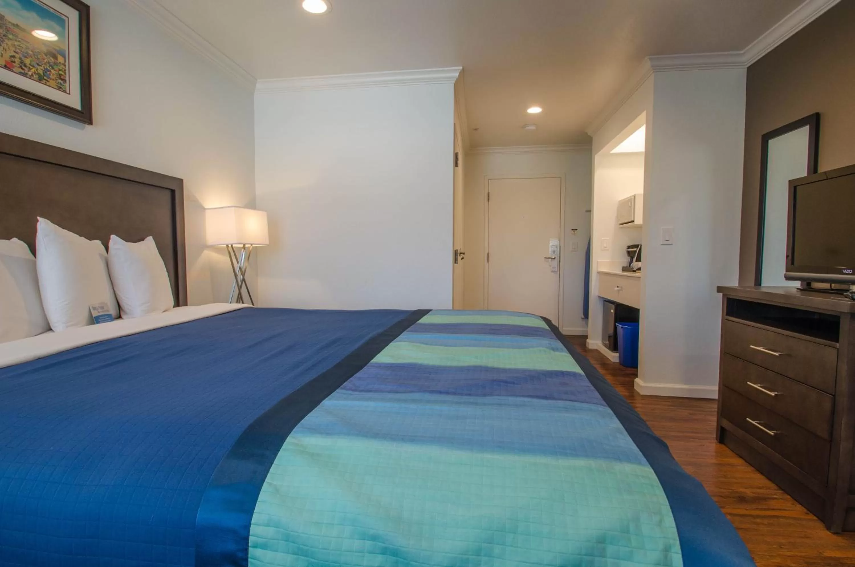 Photo of the whole room, Bed in Continental Inn