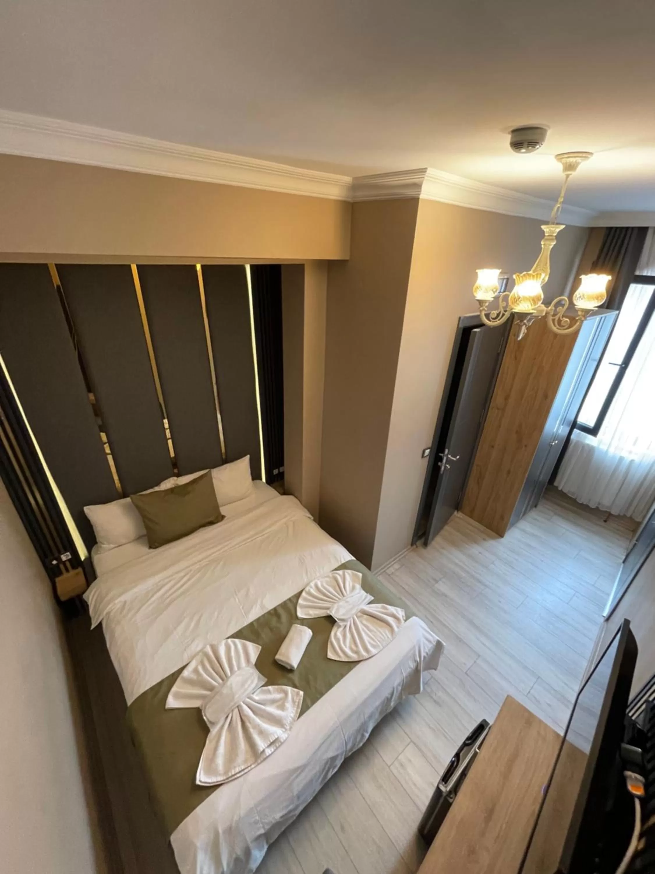 Photo of the whole room, Bed in New Taksim Hotel