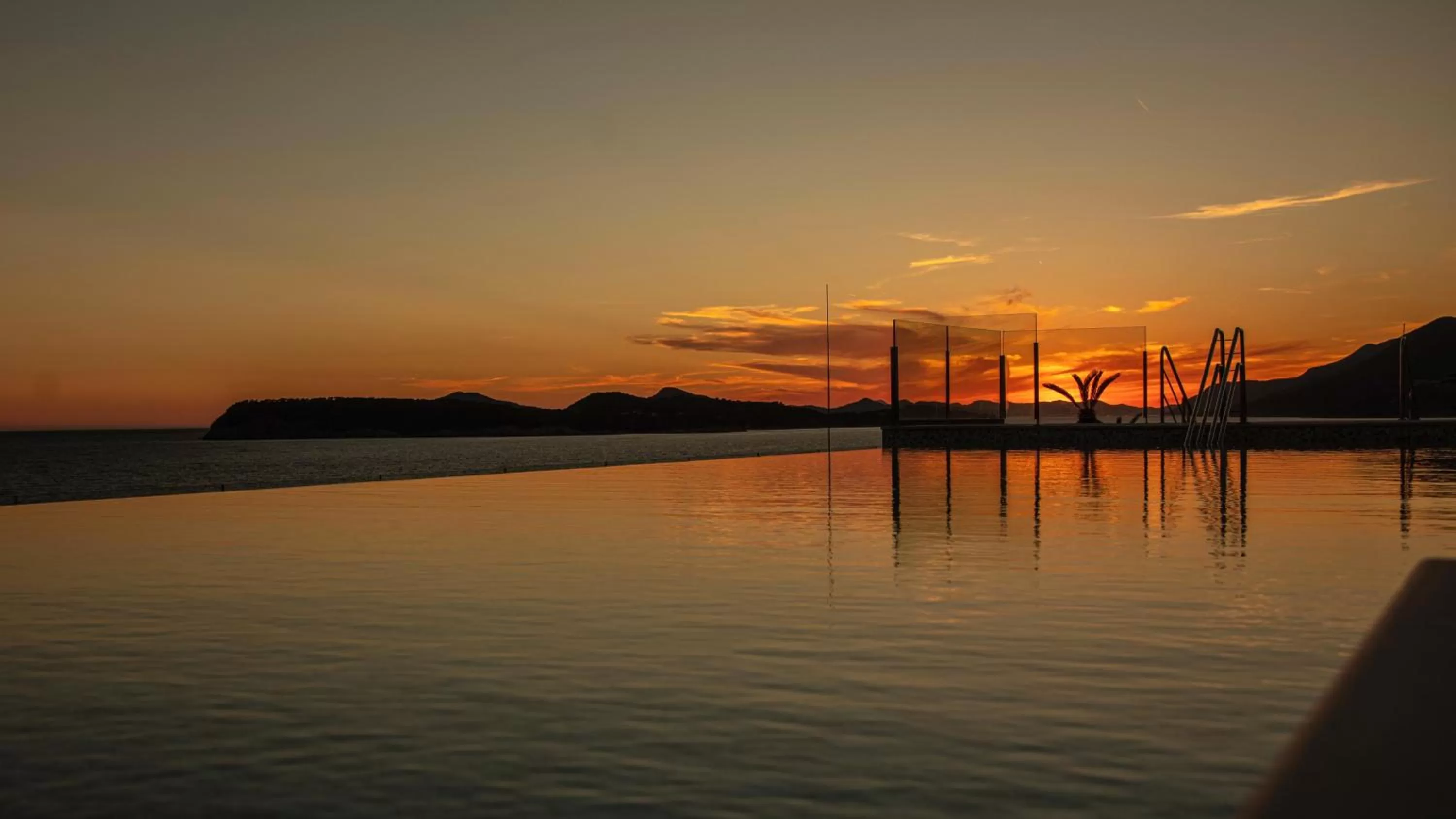 Swimming pool in Royal Blue Hotel