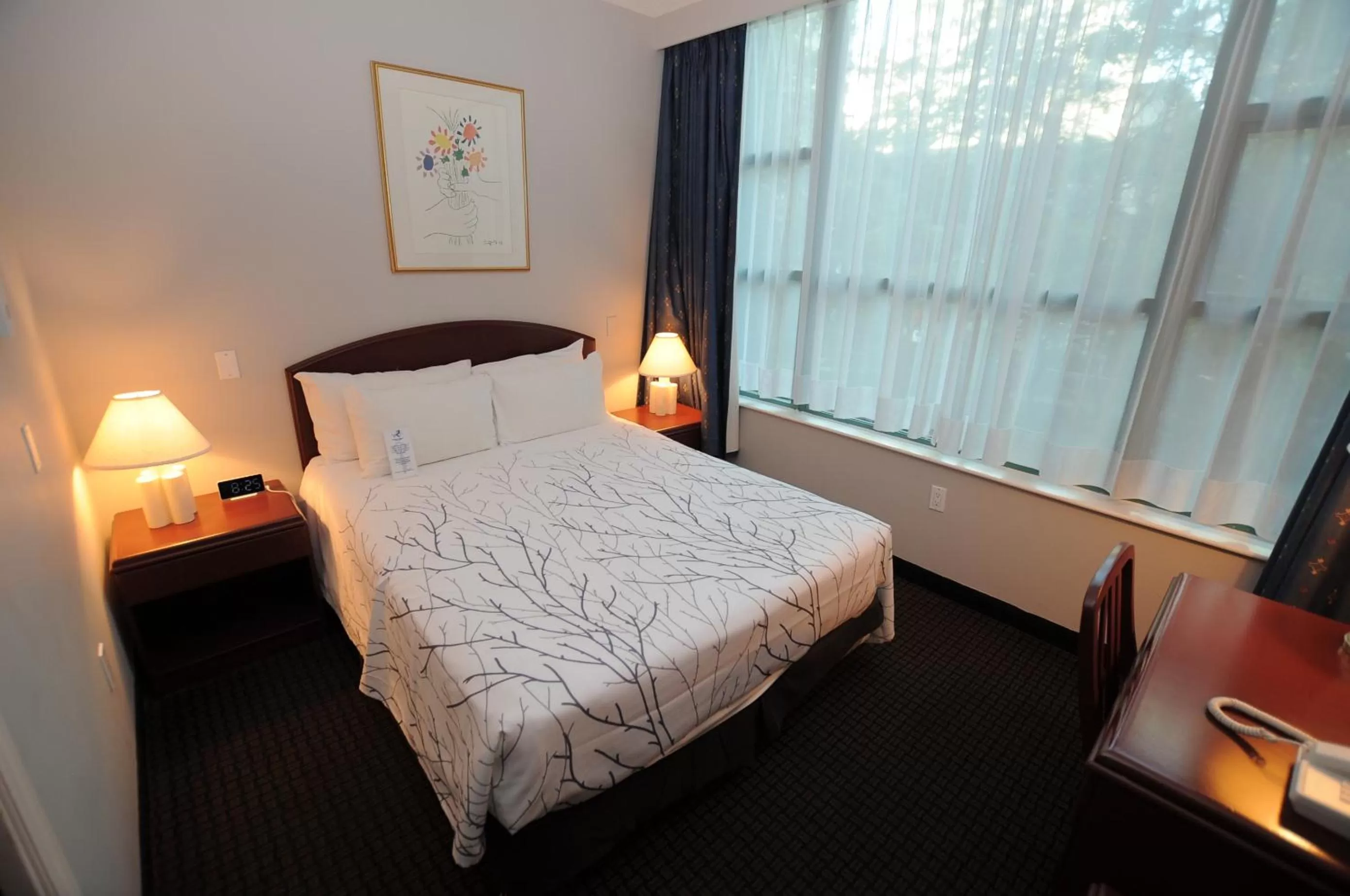 Bed in Rosedale on Robson Suite Hotel
