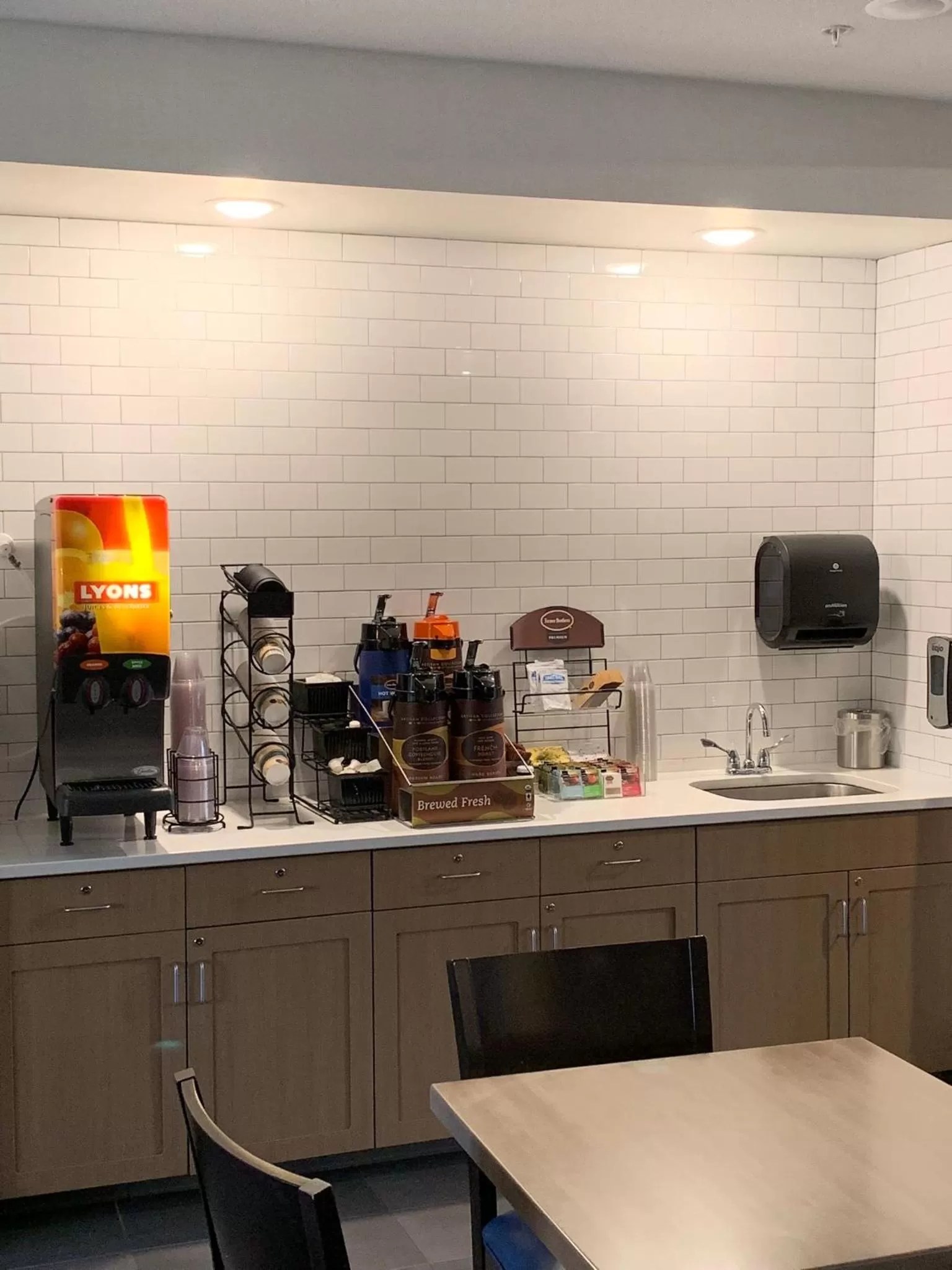 Restaurant/places to eat, Kitchen/Kitchenette in GrandStay Hotel & Suites