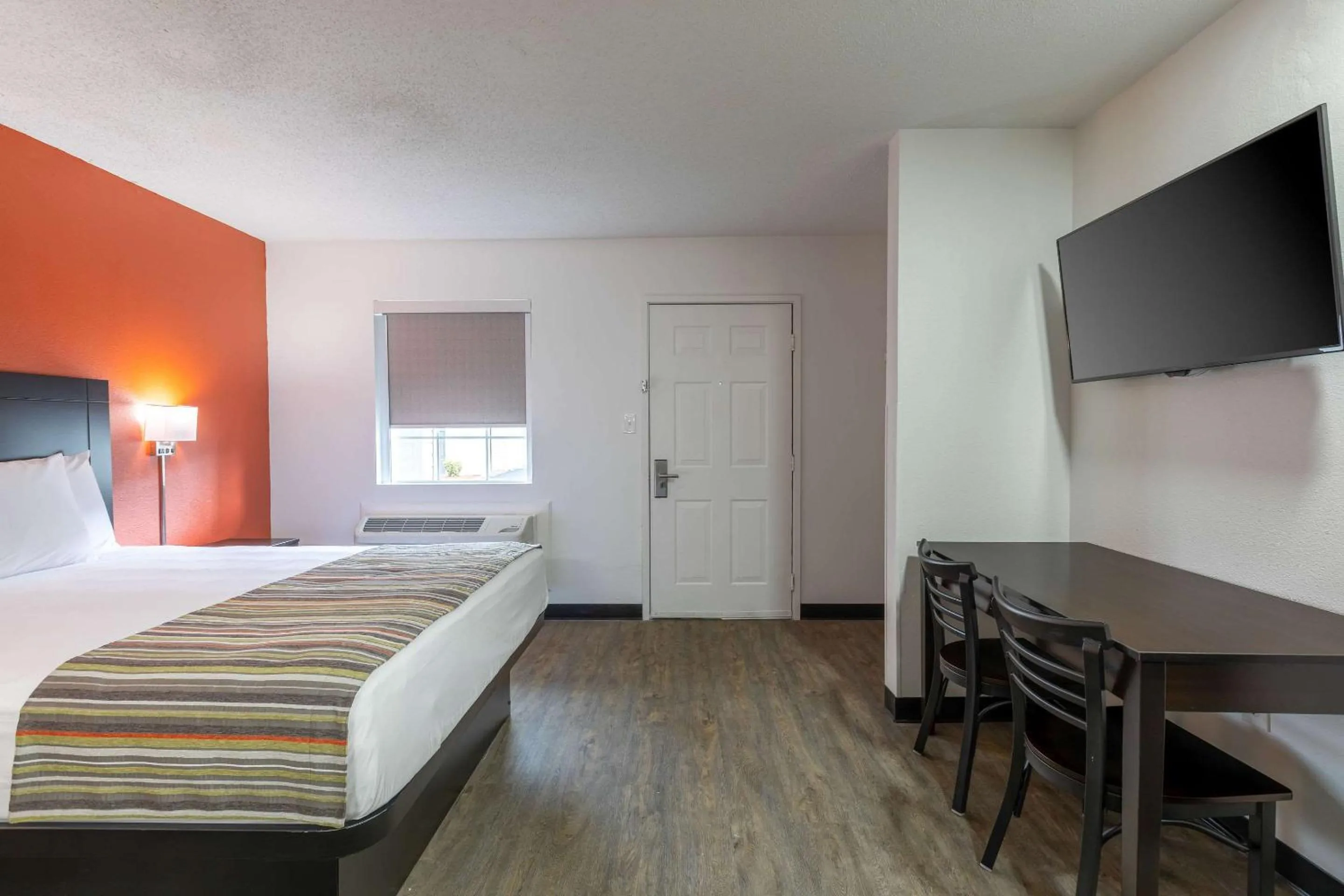 Bedroom, Bed in Suburban Studios Spartanburg - I-26