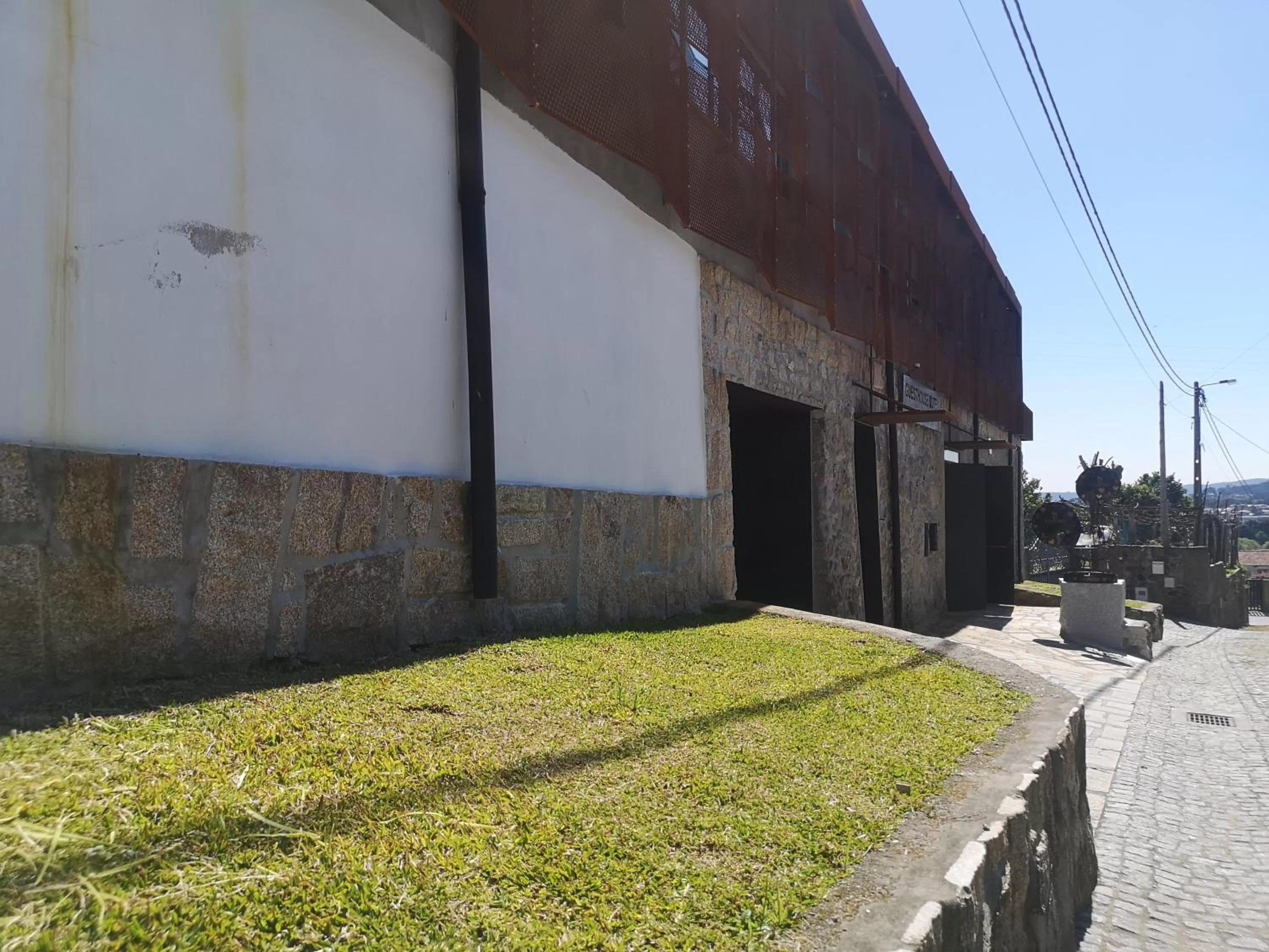 Property building in Leonchic - Guest House