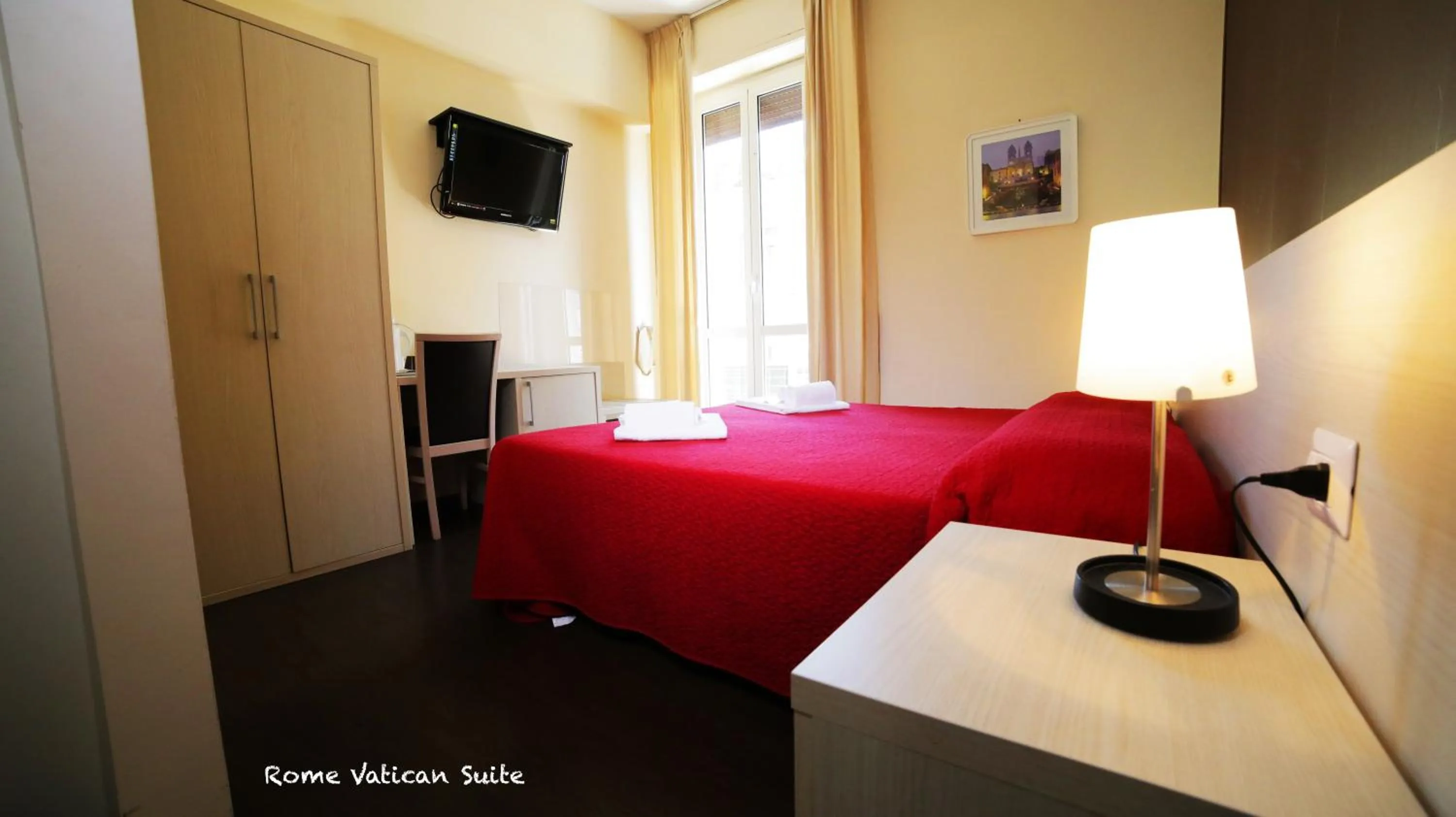 Bathroom, Bed in Rome Vatican Suite