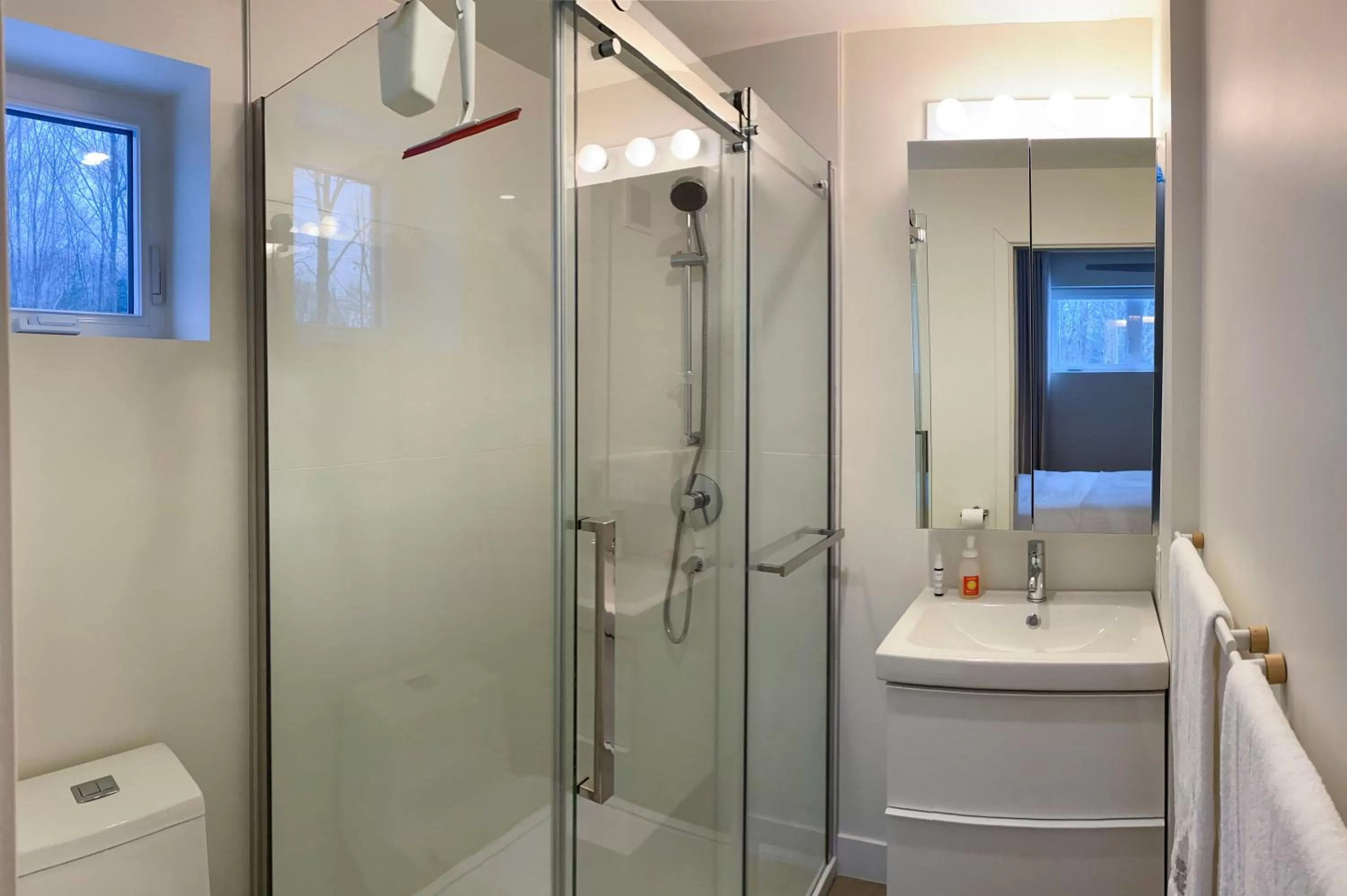 Shower, Bathroom in Le Camp Caché Shefford