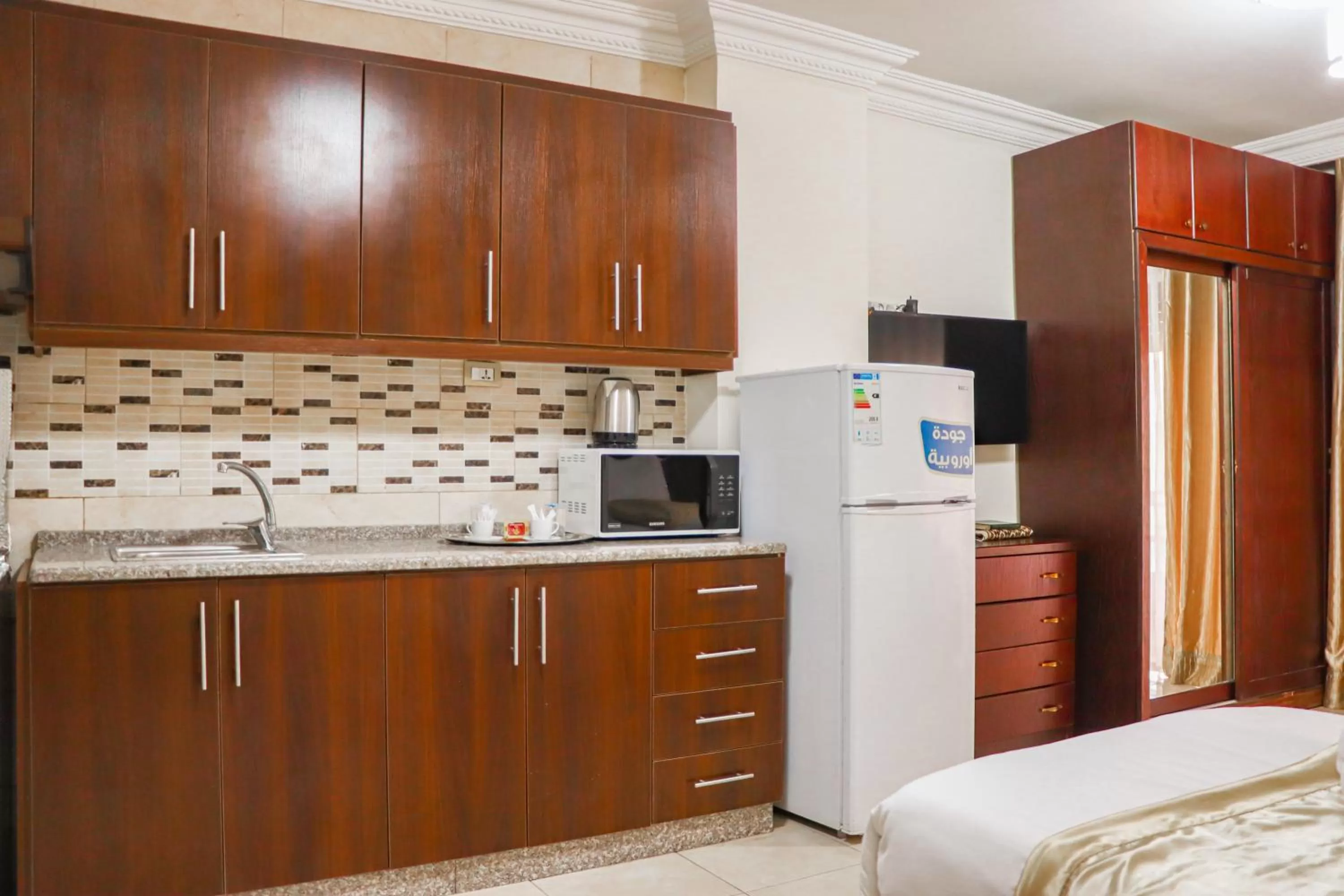 Kitchen or kitchenette, Bed in Al Jamal Suites