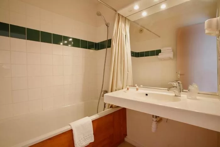 Bathroom in Hôtel Novalis Quimperlé