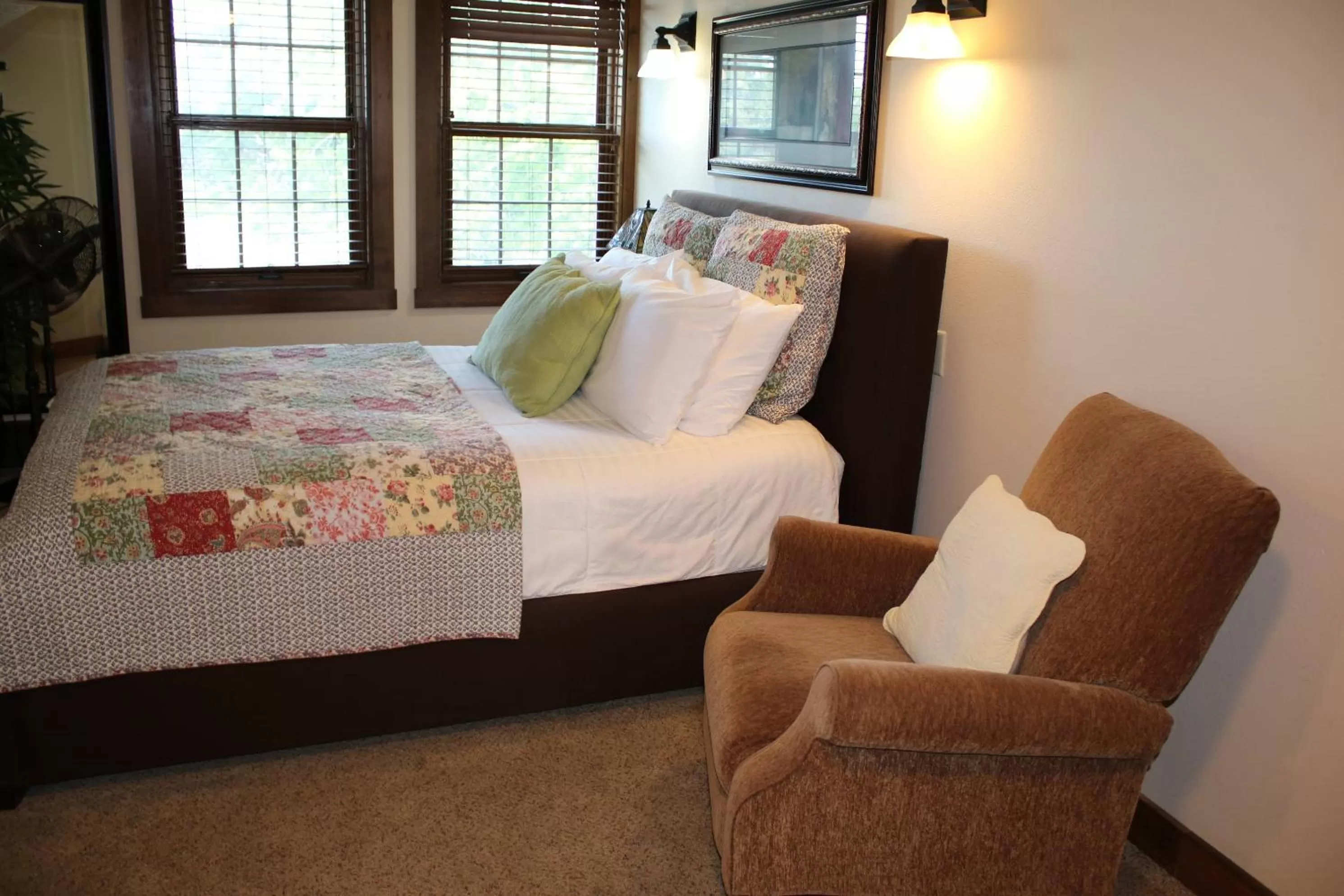 Bed in Iowa House Historic Inn