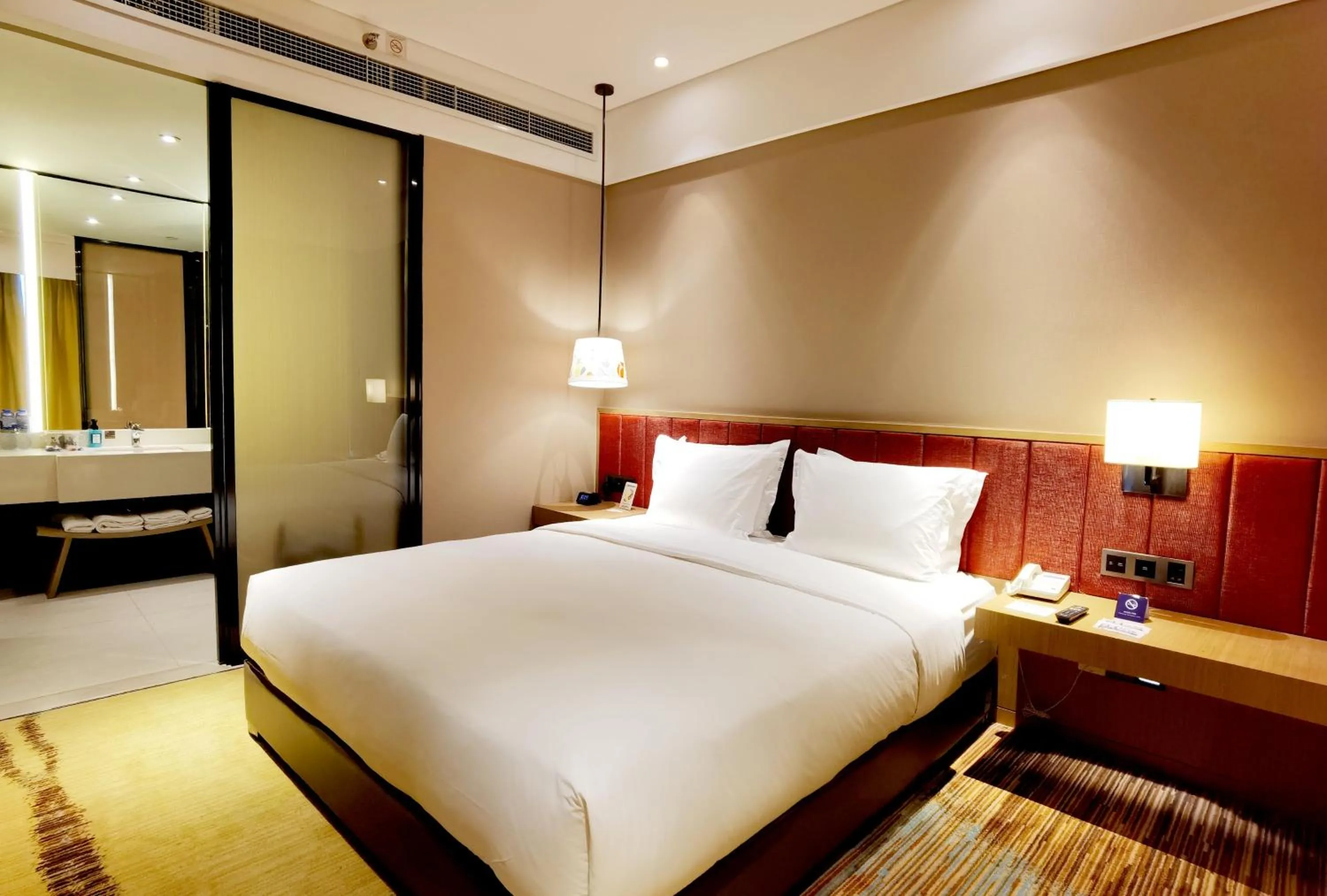 Photo of the whole room, Bed in Holiday Inn Express Chengdu Wenjiang Hotspring by IHG