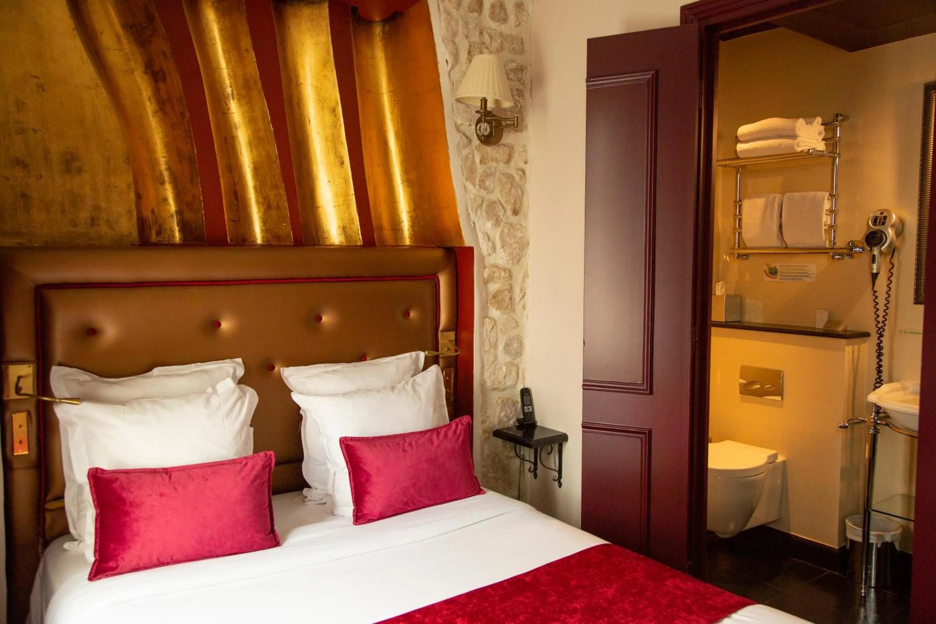 Bathroom, Bed in Hotel Du Beaumont