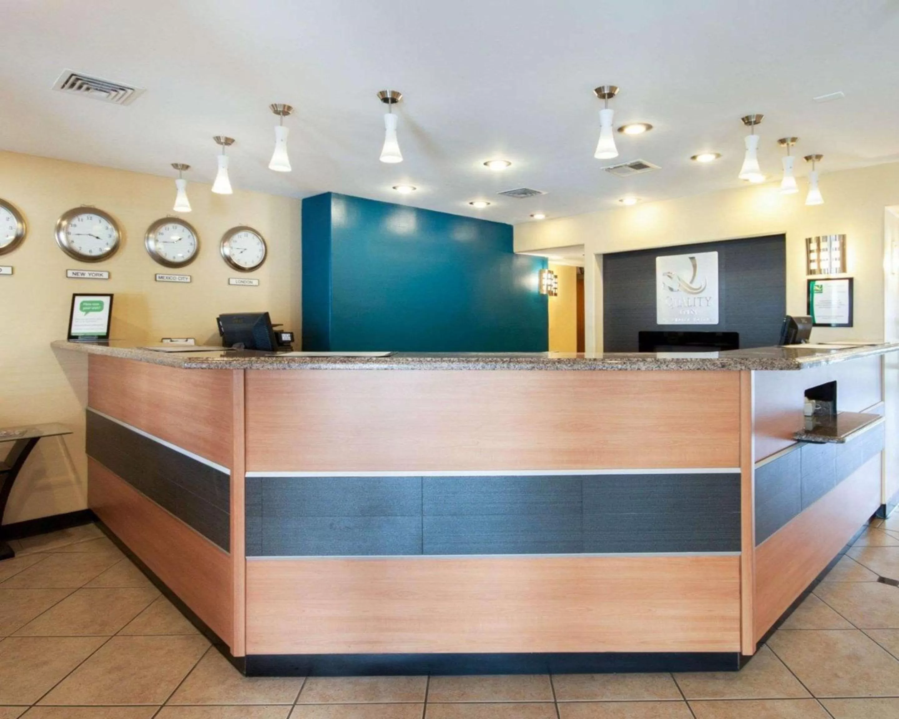 Lobby or reception in Quality Inn Airport East