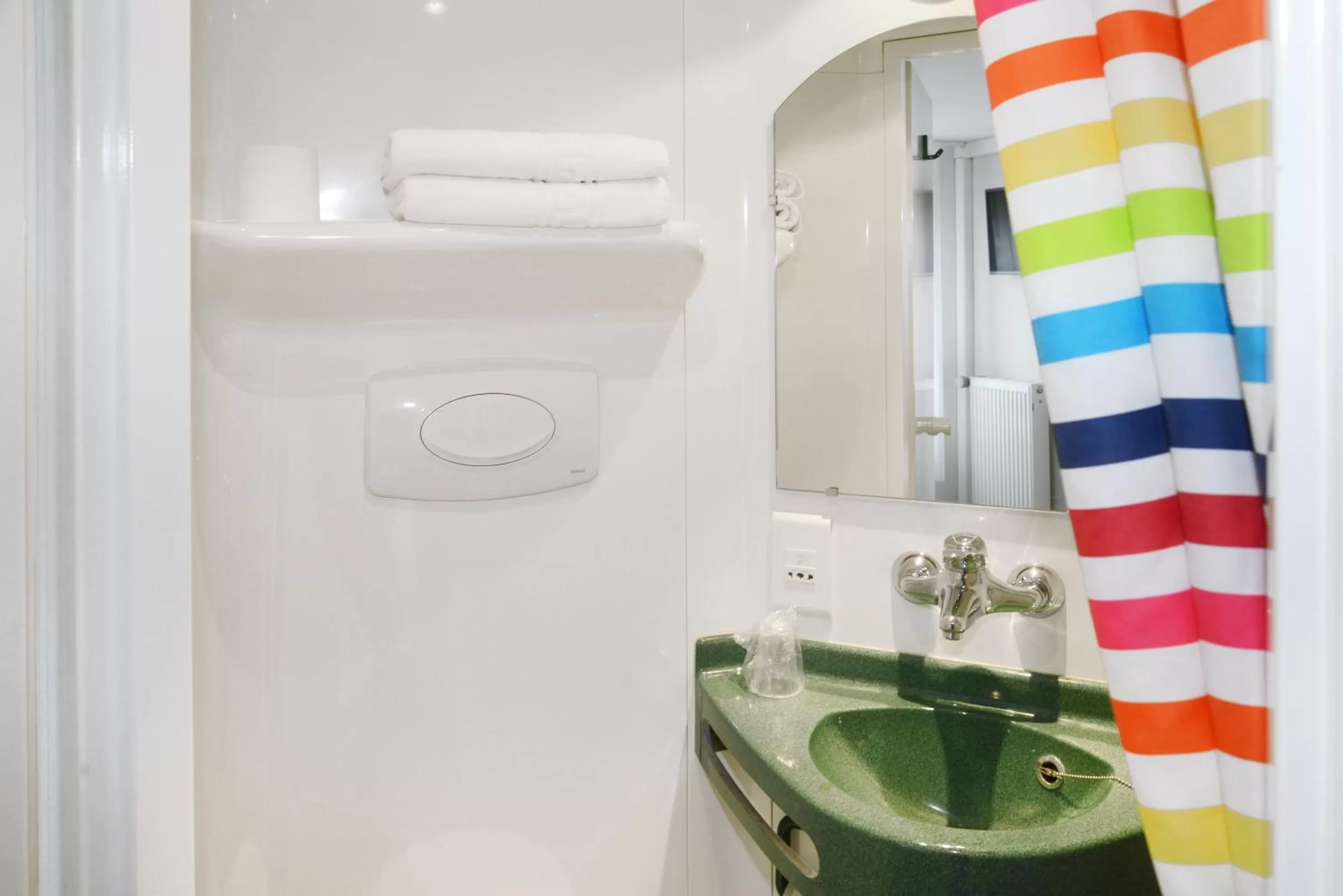 Shower in Brit Hotel Essentiel REIMS Taissy